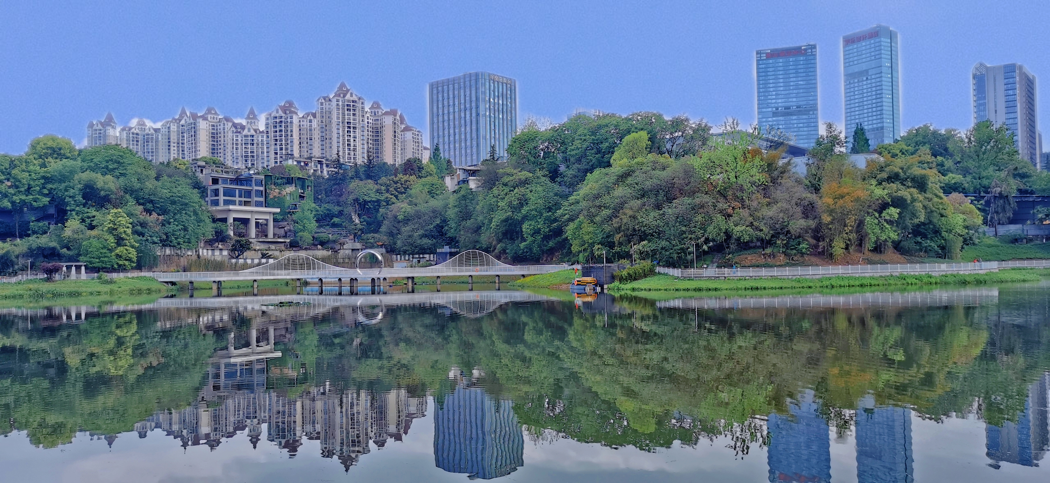 春意盎然的重庆两江新区汽博中心的金山公园人工湖.