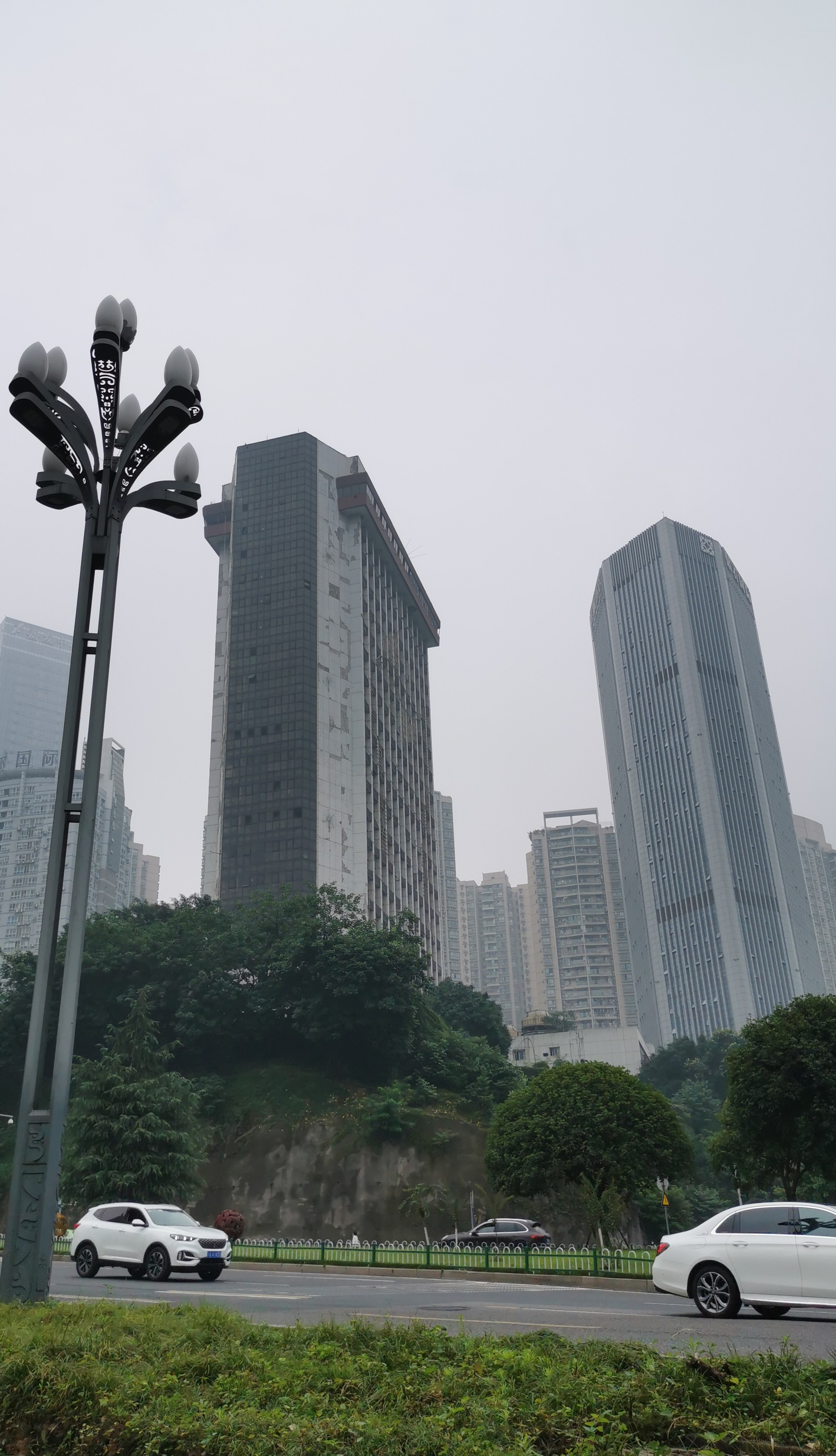 很多人都记得:八九十年代,重庆市南岸区南坪最高建筑"工贸大厦",当时