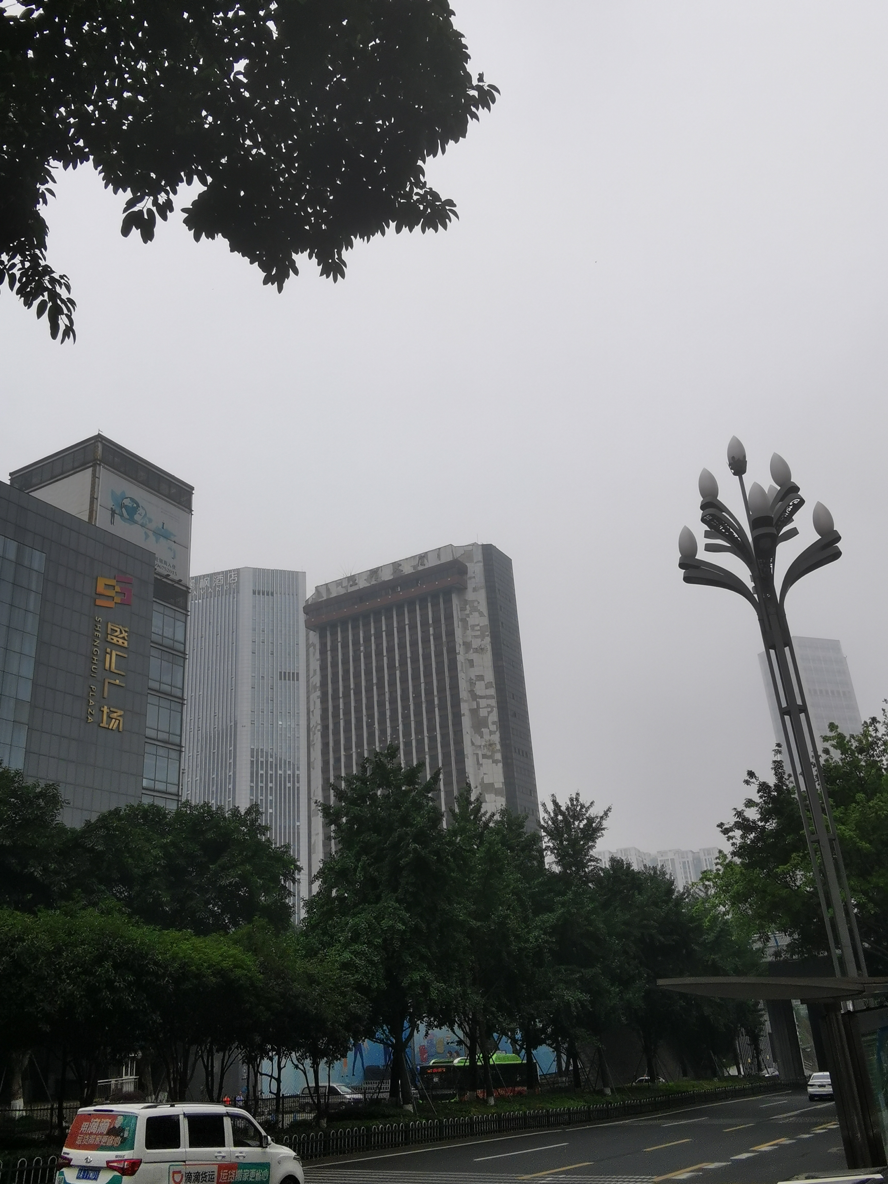 很多人都记得:八九十年代,重庆市南岸区南坪最高建筑"工贸大厦",当时