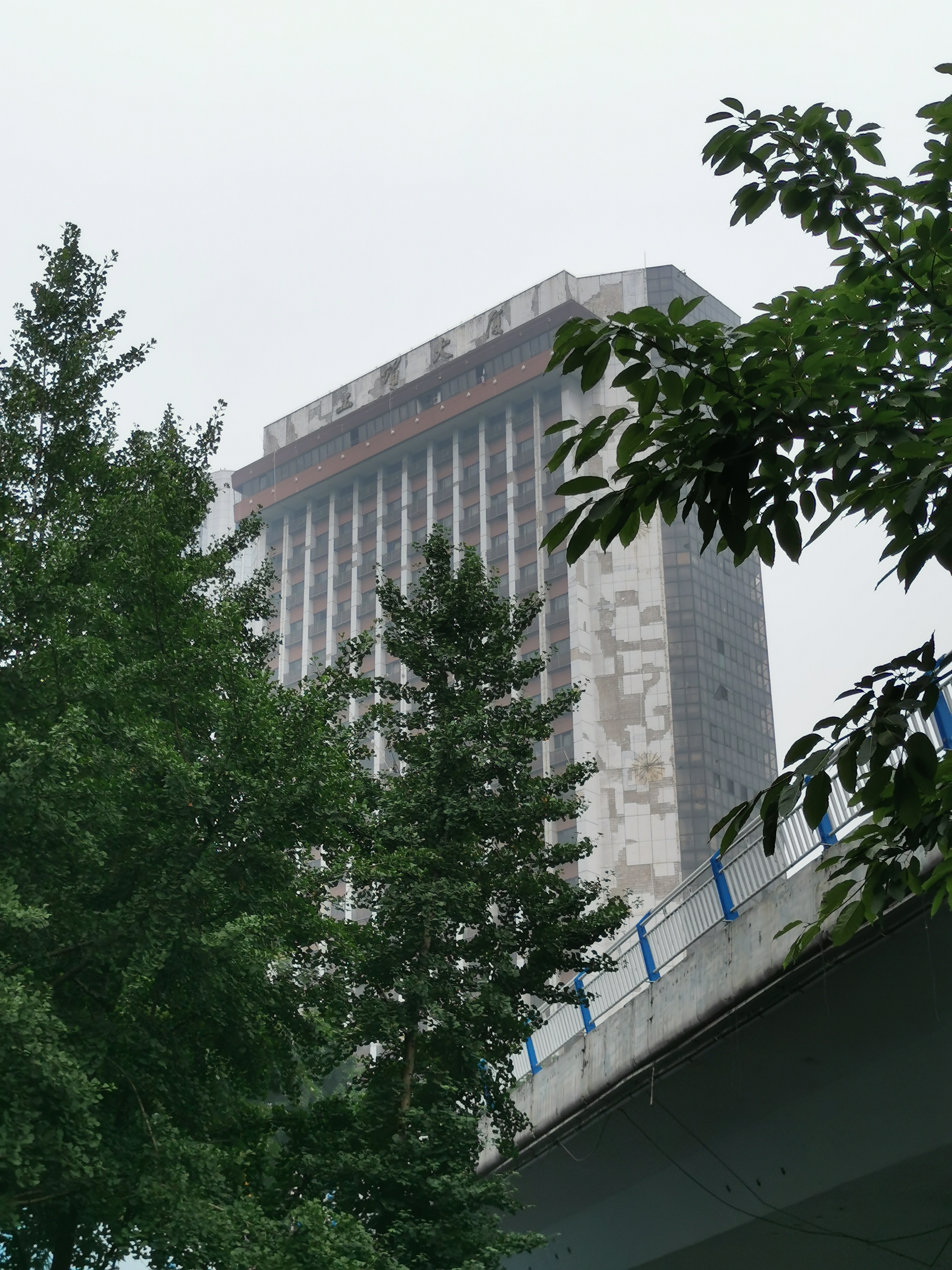 很多人都记得:八九十年代,重庆市南岸区南坪最高建筑"工贸大厦",当时