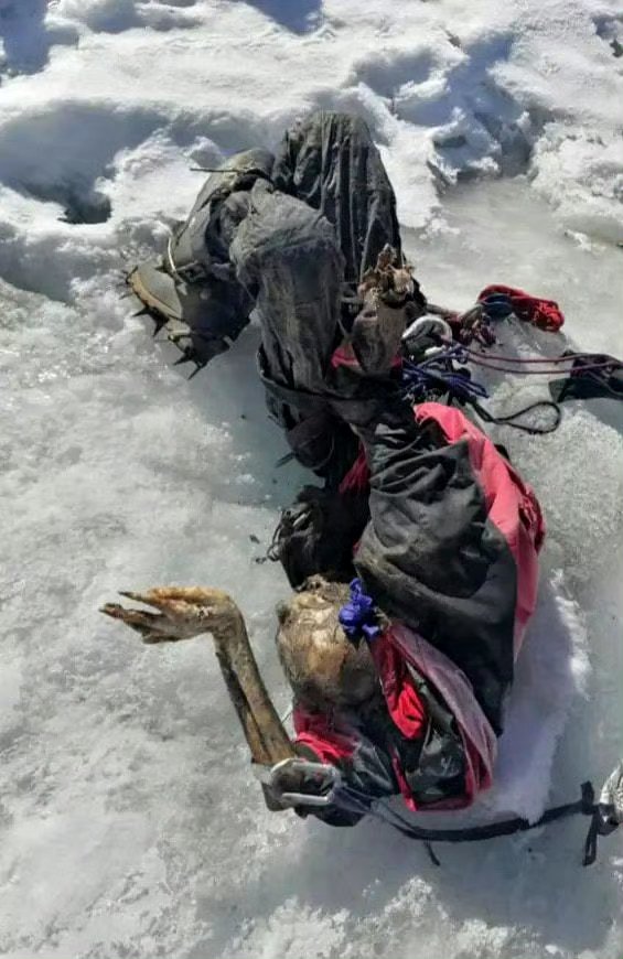 象这样在登山途中死去的人还有很多!很多!