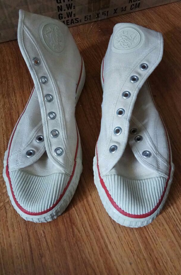 其制版是模仿二三十年代美国的匡威帆布篮球鞋