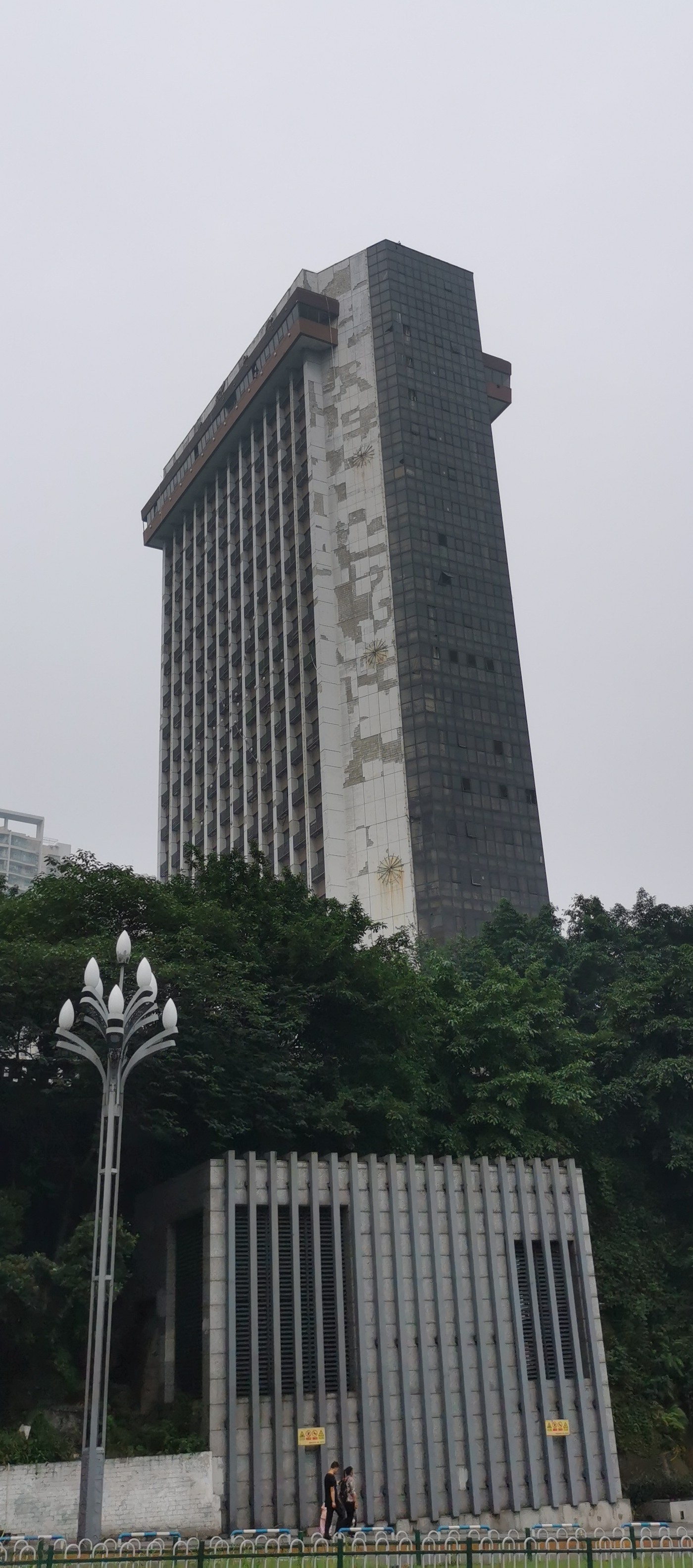 很多人都记得:八九十年代,重庆市南岸区南坪最高建筑"工贸大厦",当时