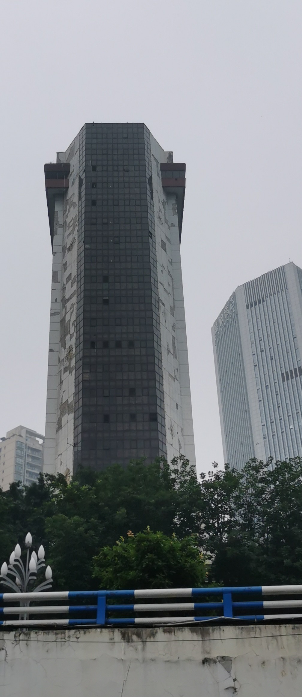 很多人都记得:八九十年代,重庆市南岸区南坪最高建筑"工贸大厦",当时