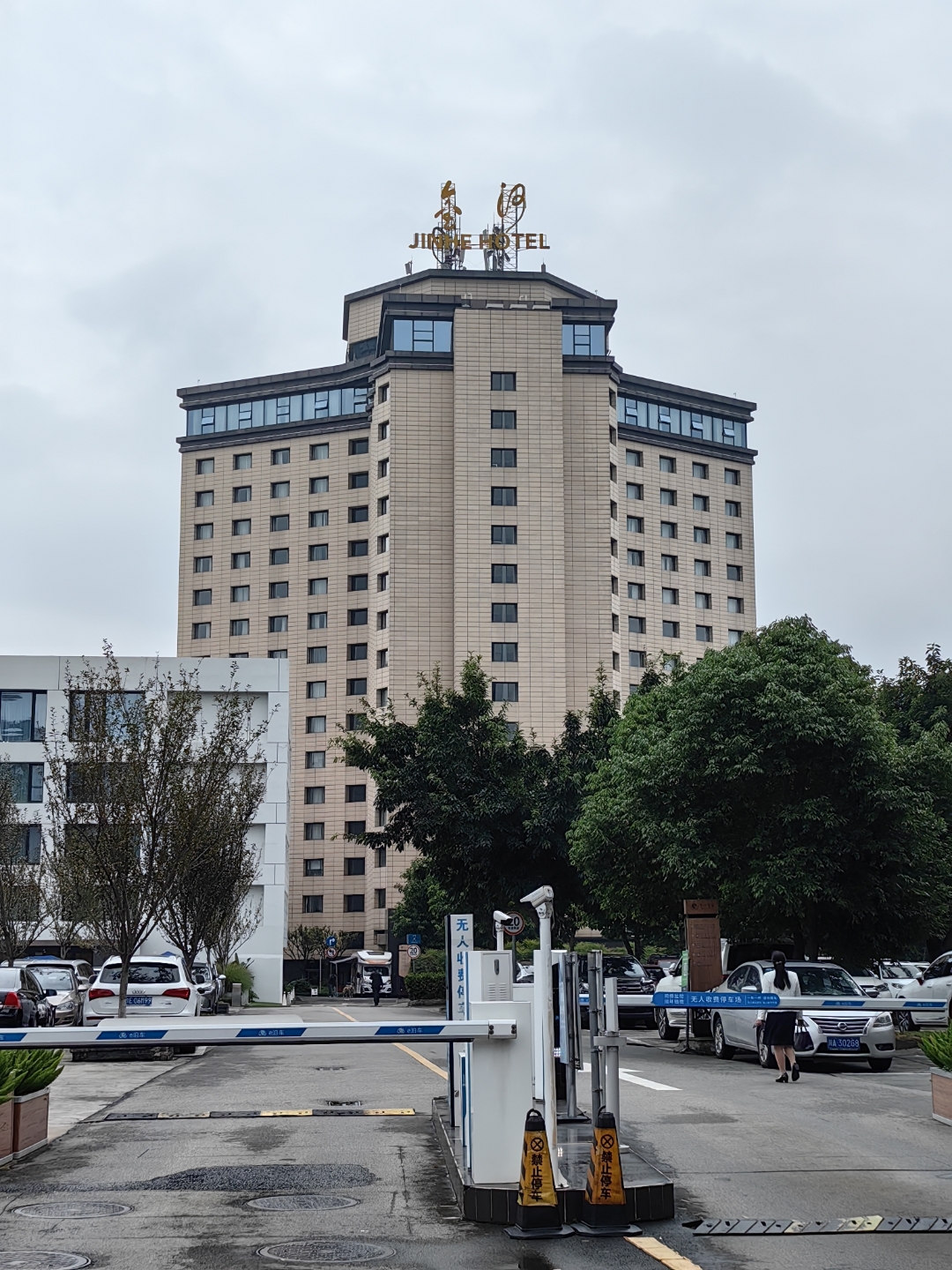 《七律·温柔缱绻》 文/小知君 长思远忆入宵浓,眷恋深幽听露中