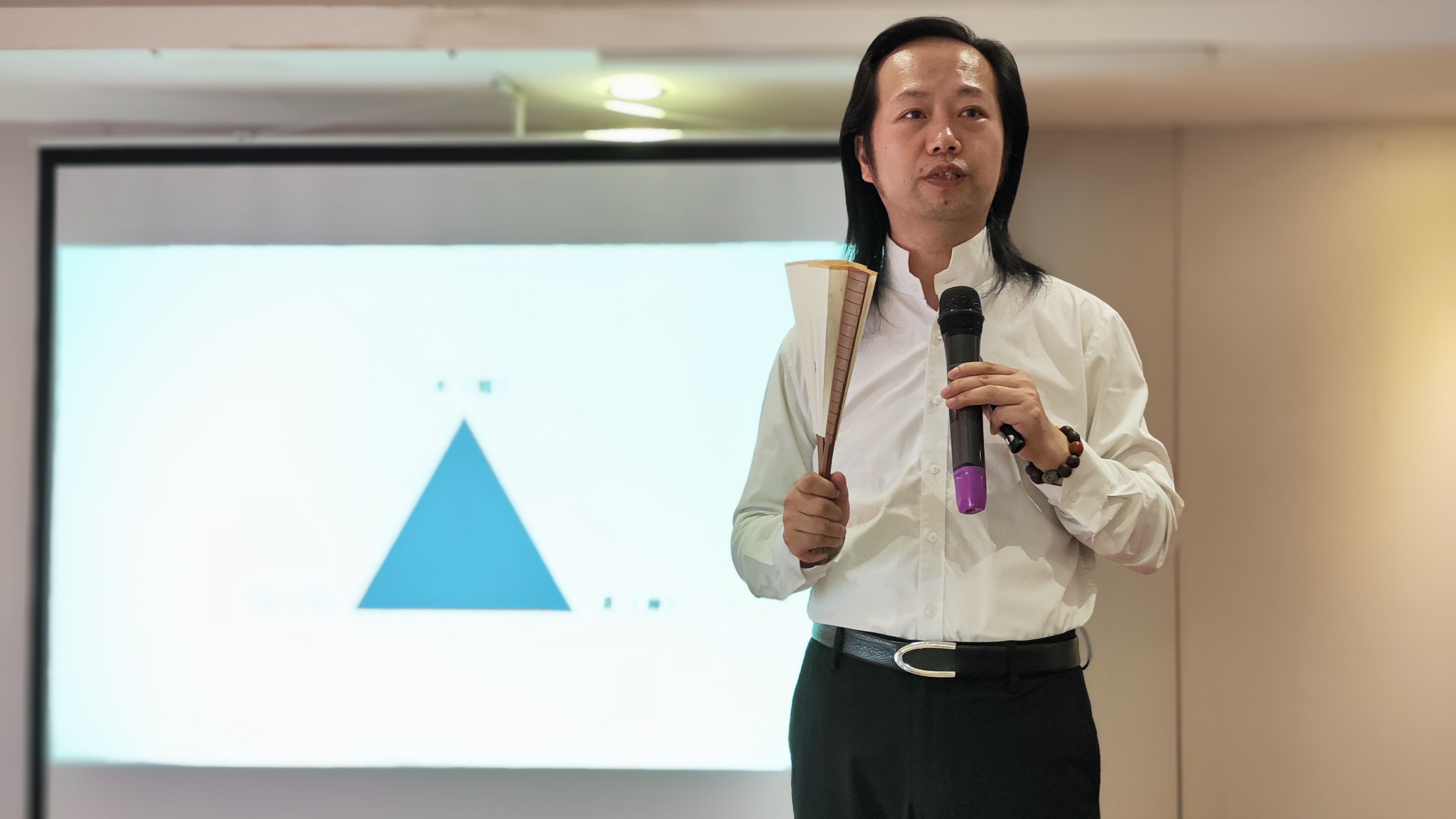 让爱在家人间自然传递,如同春日暖阳,融化隔阂,照亮彼此的世界