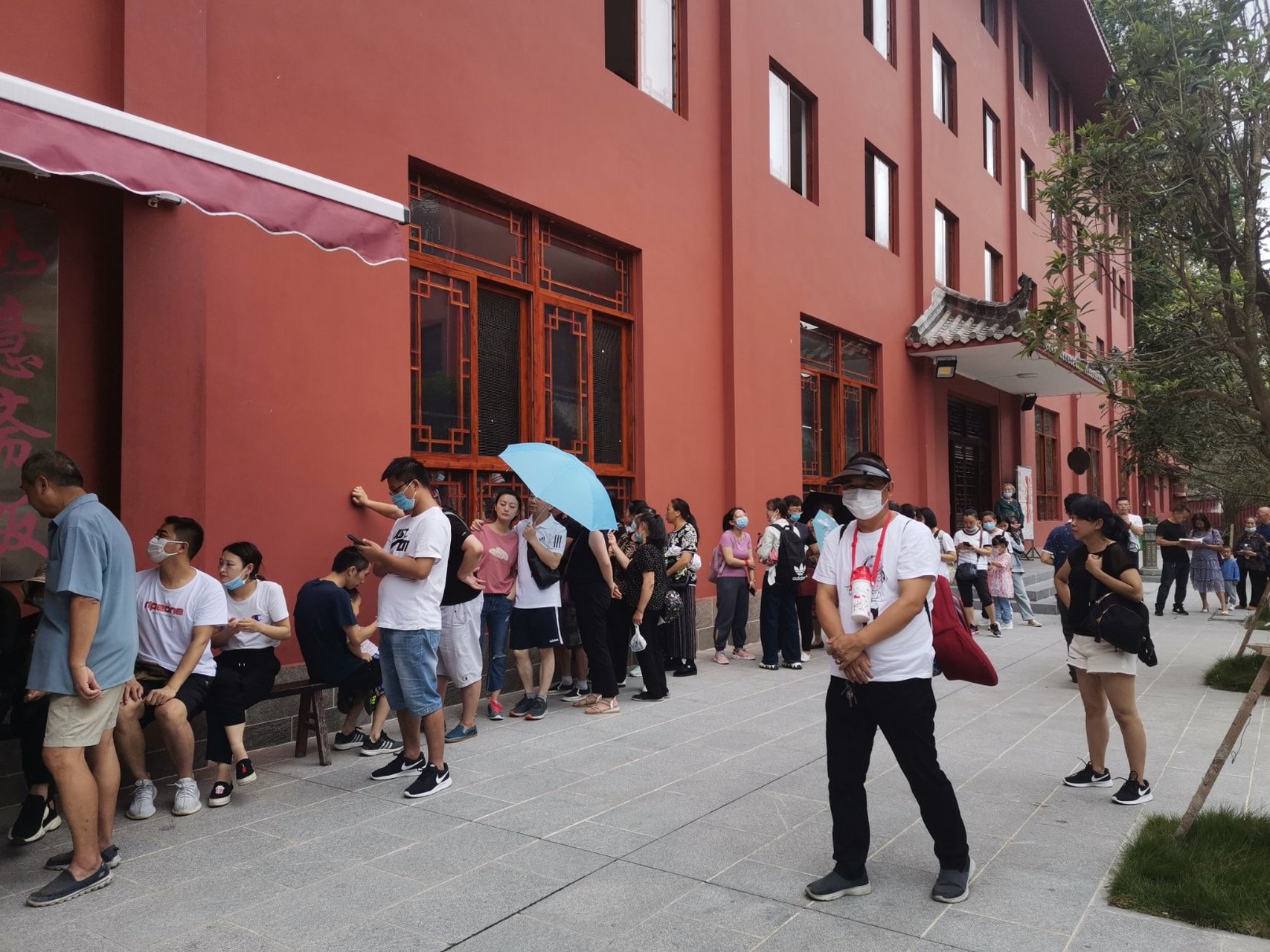 贵阳黔灵山弘福寺里的斋饭,还是一如既往的好吃……  10块钱一个人
