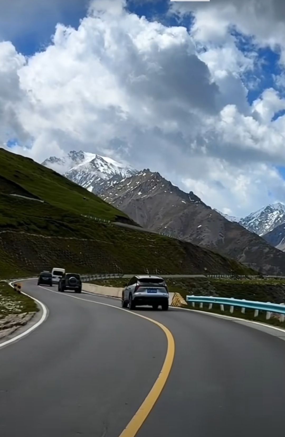这路弯弯绕绕,像条巨龙在山间撒欢