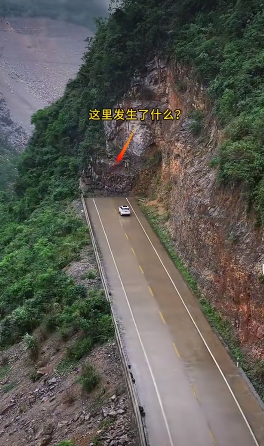 这条公路就像"任性的画家"的未完成作品,中心线画好了,路却戛然而止