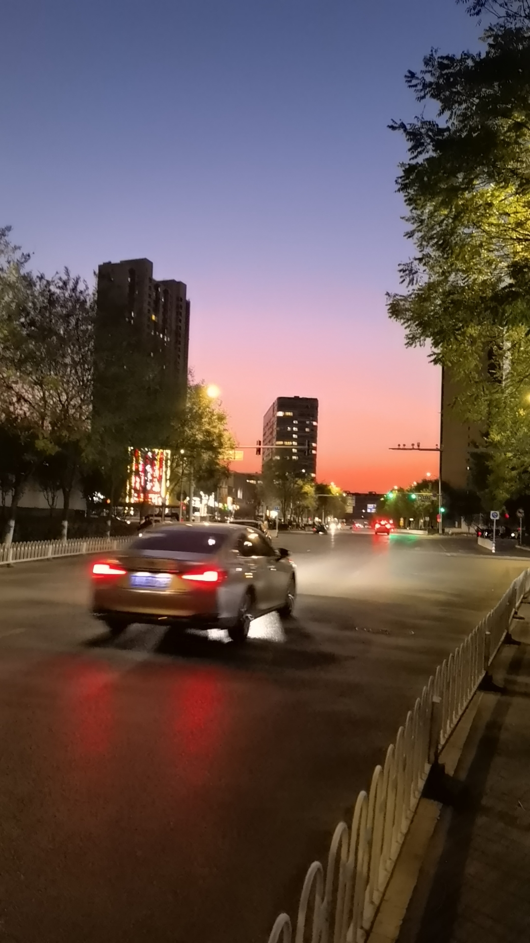 夜晚的马路