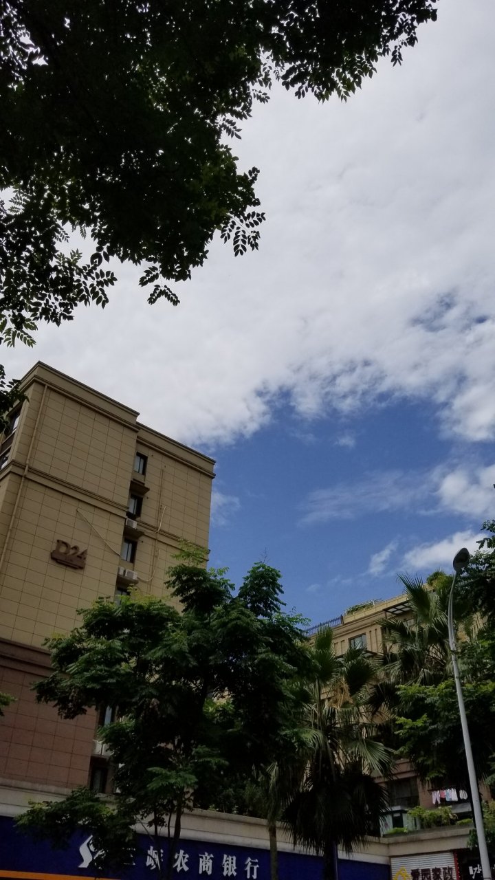 宜昌# 雨后的宜昌中南路,宏峰上上城小区上的蓝天白云