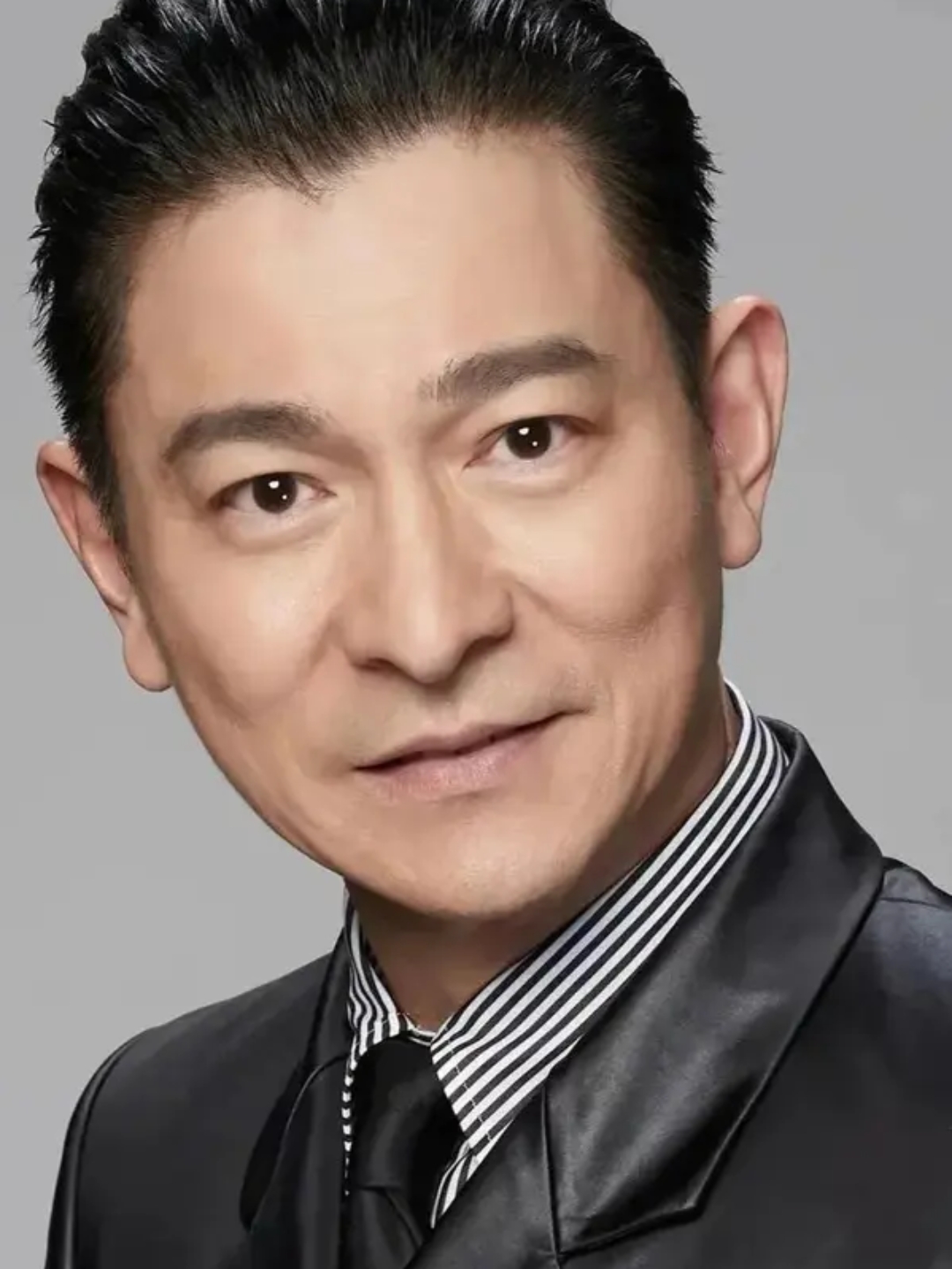 4月29日,有网友在北京机场偶遇了前来参加《猎金游戏》路演的刘德华