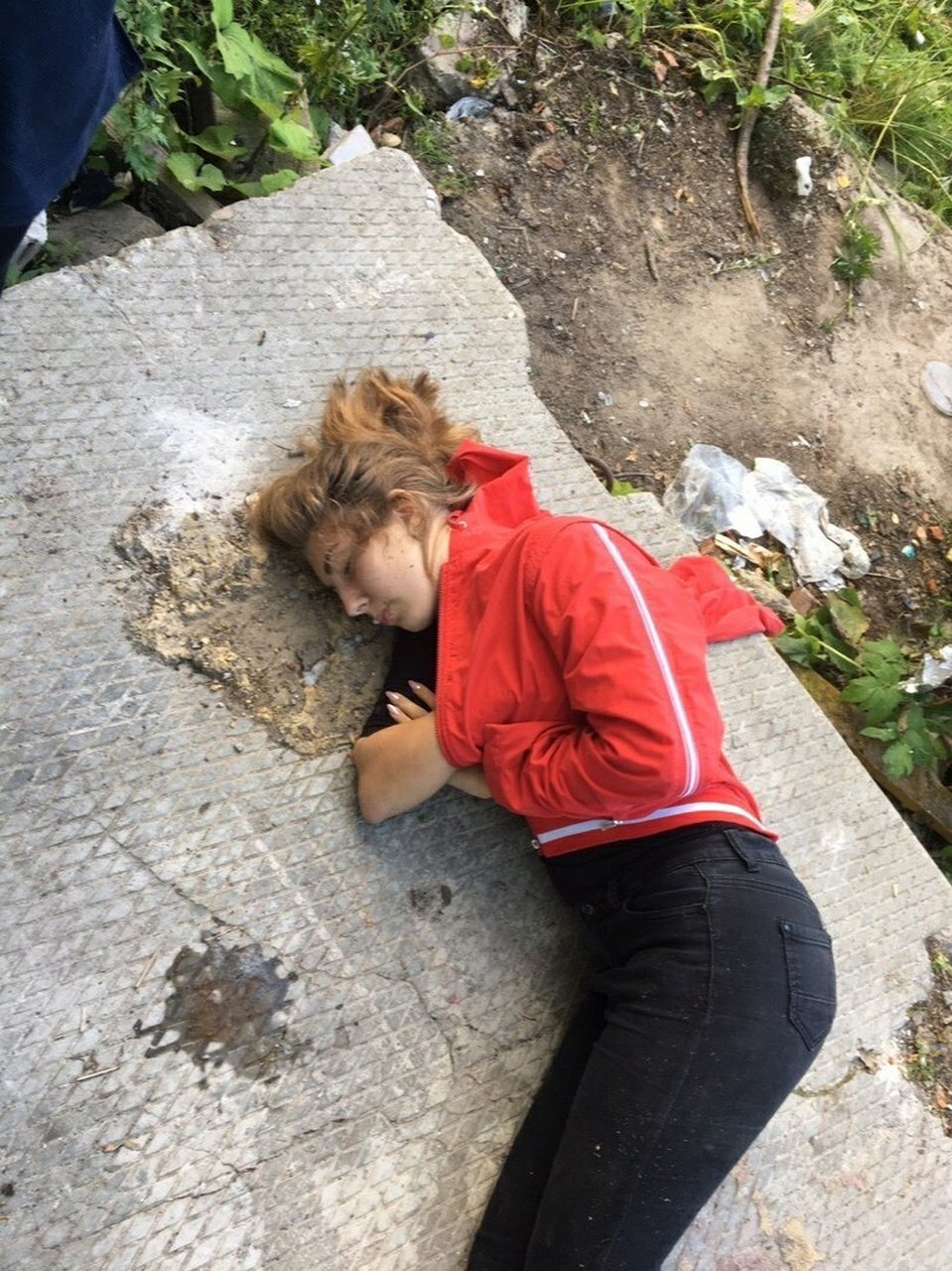 出门倒垃圾时,发现一位喝醉的外国女孩躺在地上很可怜,而且长得十分像