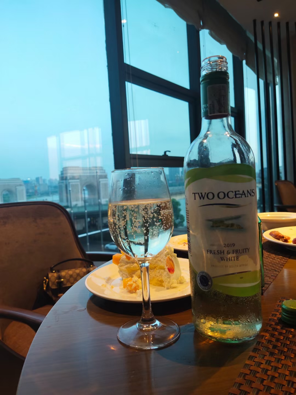 卜算子·自嘲 [清]丁元英  本是后山人,偶作前堂客.