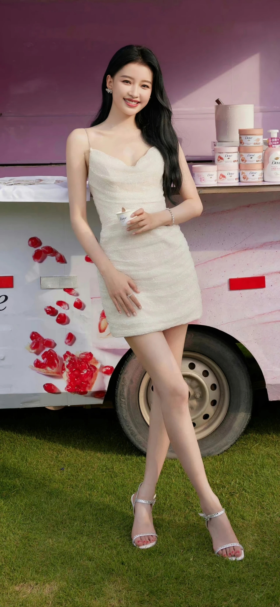 孙怡的吊带小短裙搭配高跟,简直是太绝了,笔直洁白的长腿更加的迷人