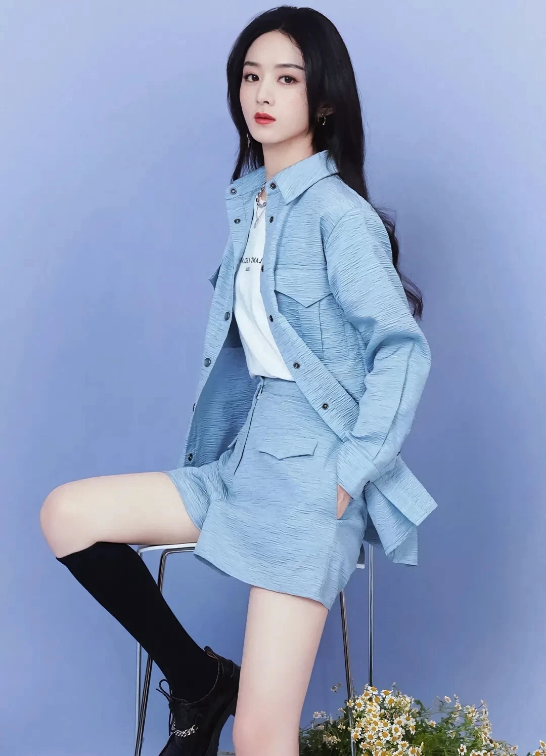 赵丽颖九套造型尽显百变魅力:从浅蓝西装的干练到紫纱裙的仙气,猫耳