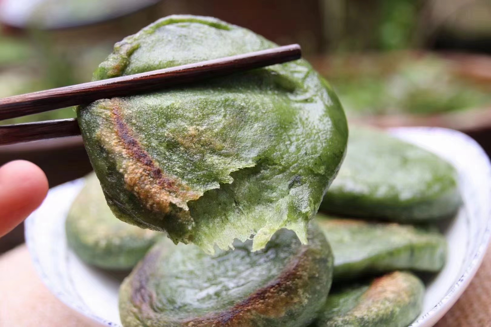 挖篮鼠曲草,妈妈亲手做鼠曲饼@绿树pm的动态