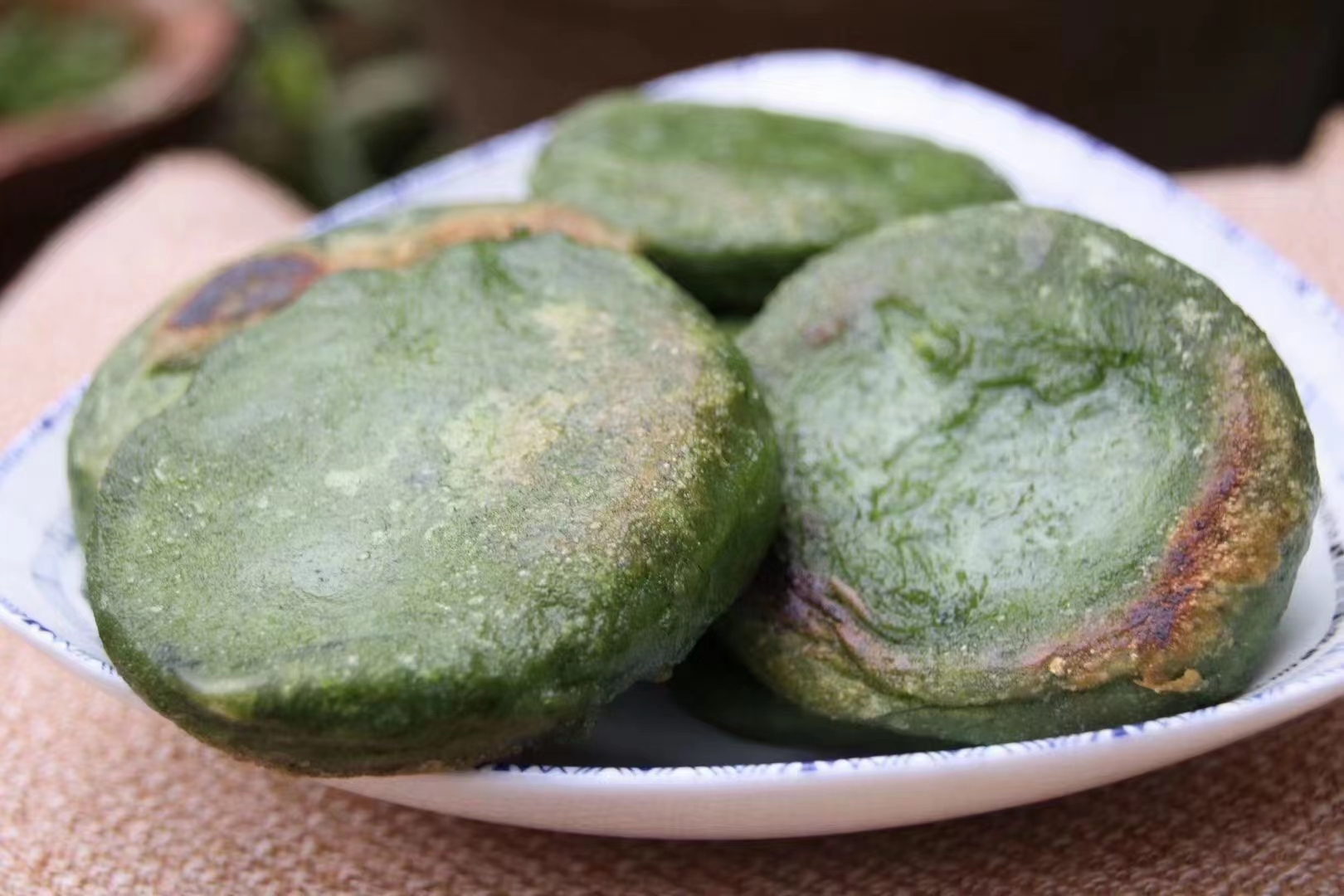 挖篮鼠曲草,妈妈亲手做鼠曲饼@绿树pm的动态