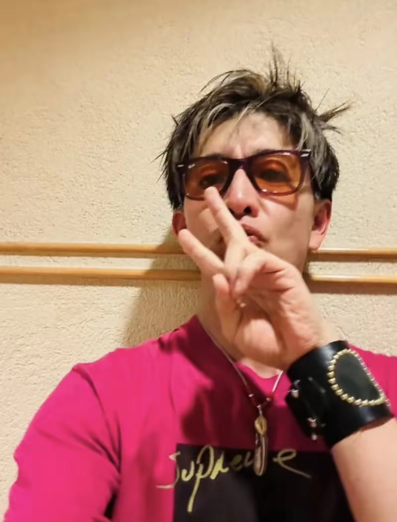 53岁木村拓哉在东京,一个人外出遛狗,瘦了好多,身材看着很矮小