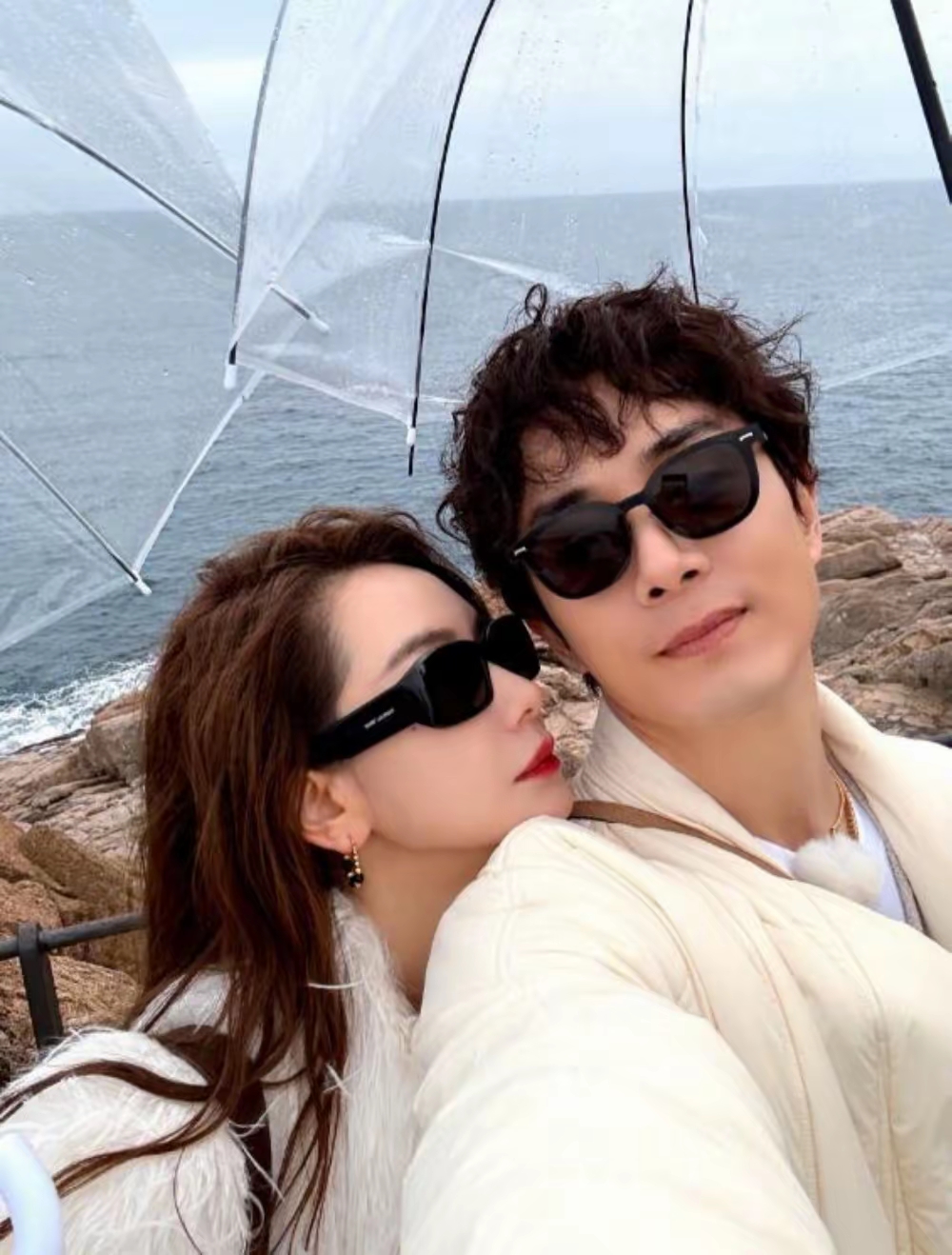 李承铉在秦皇岛,逛小吃街买1元寿司,真的是又帅又会过日子