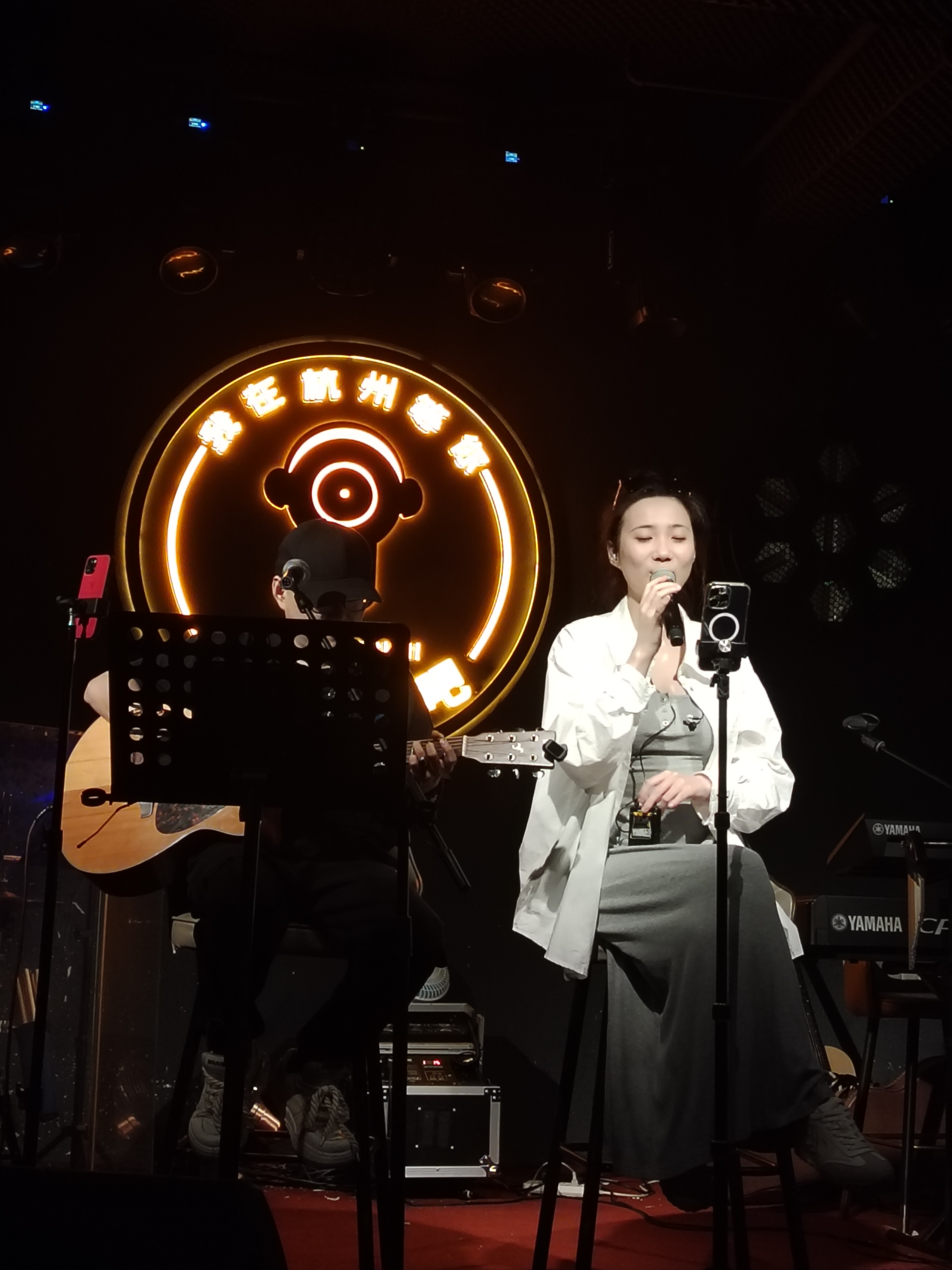 这里有声音浑厚的男歌手,边弹边唱