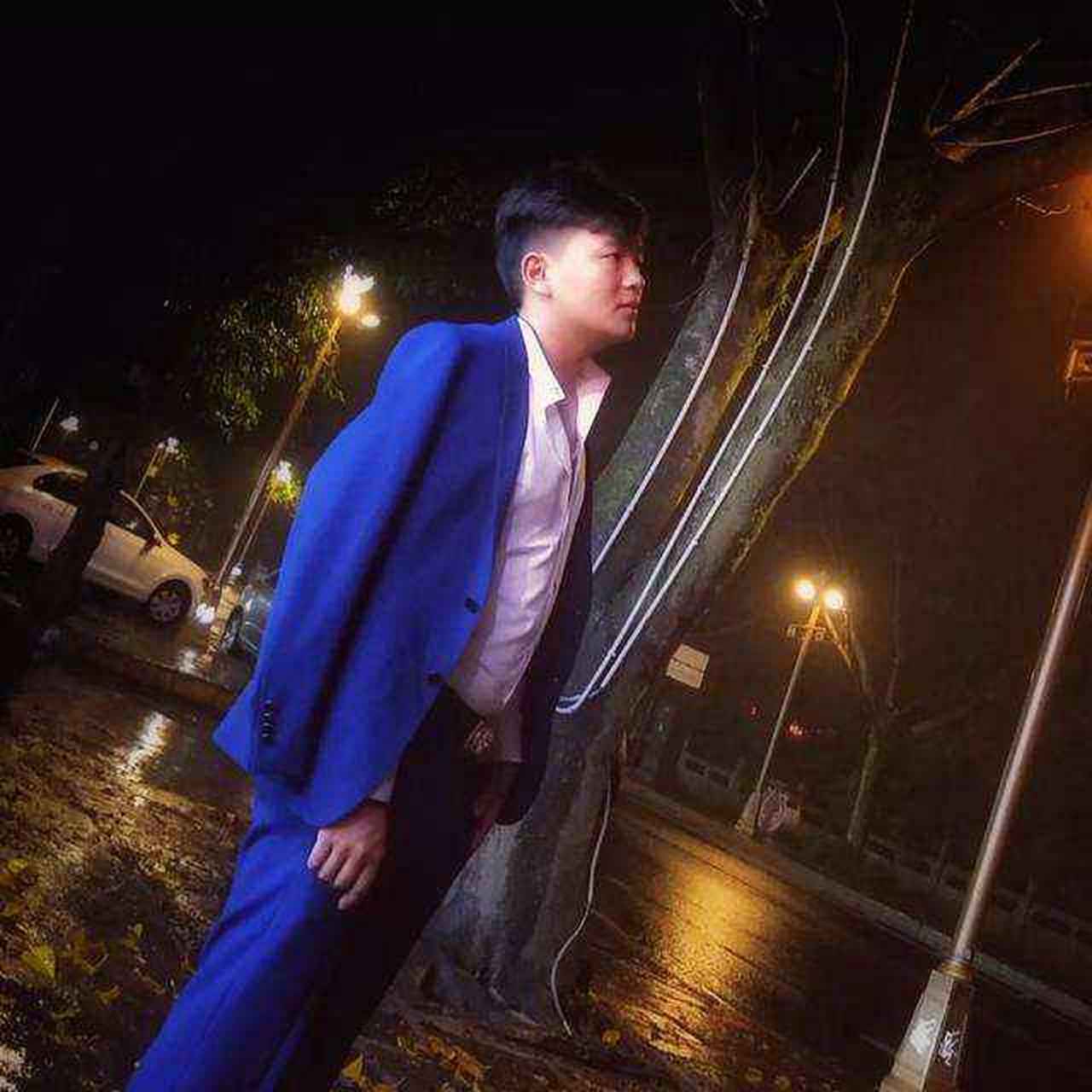 1娃 四爷的真名叫做.阿呷拉古 他是一个很搞笑的主播.