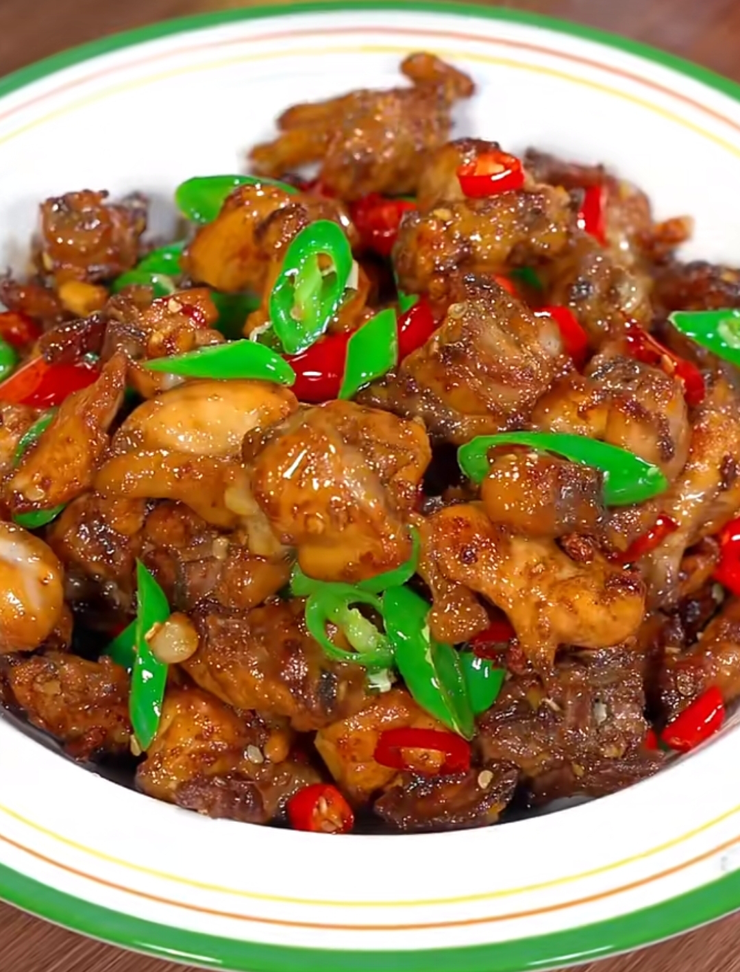 我认为鸡肉最过瘾的吃法就是爆炒辣子鸡,香辣入味