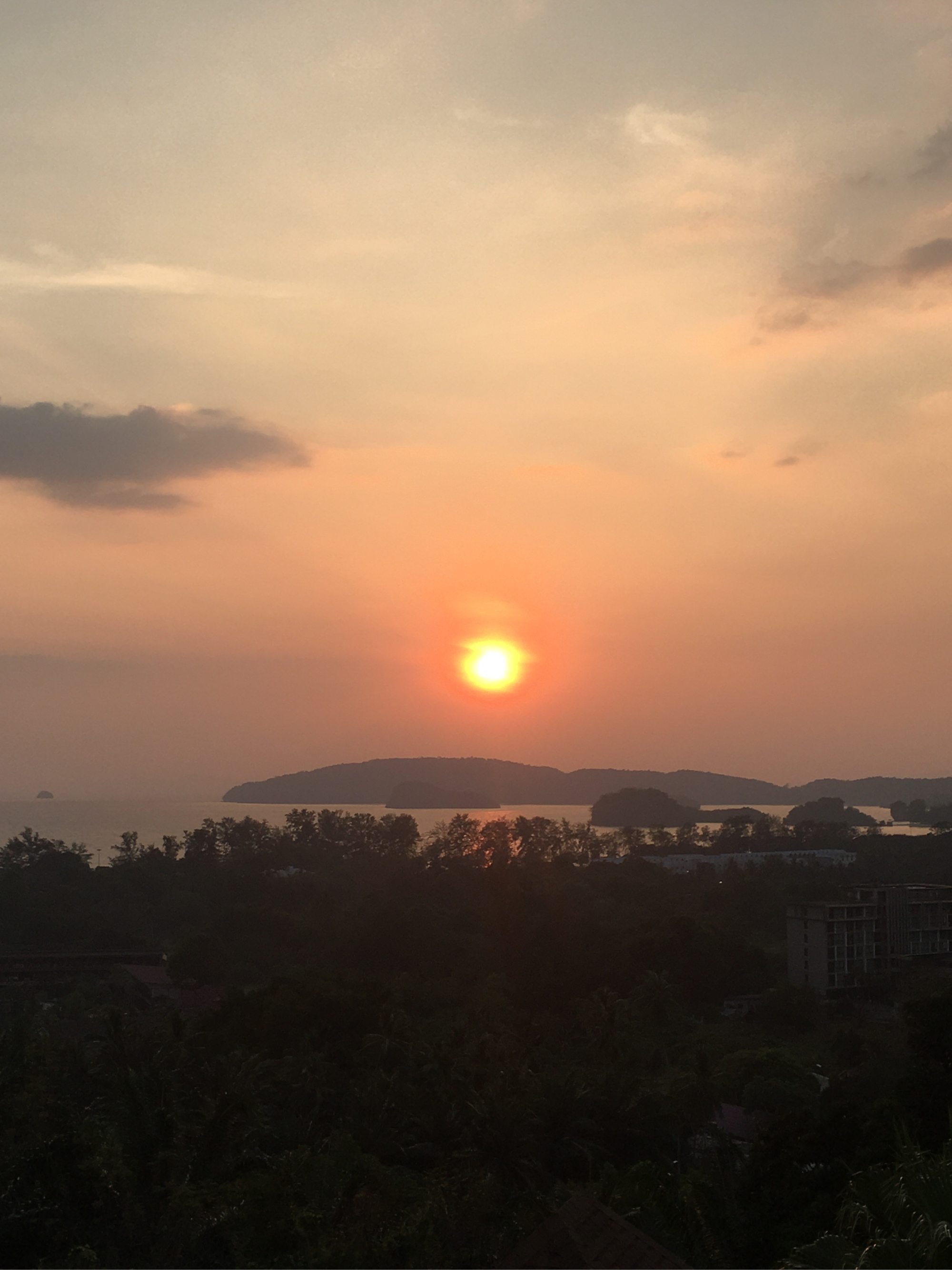 夕阳西下 夕阳西下映山红,余晖如画景朦胧.