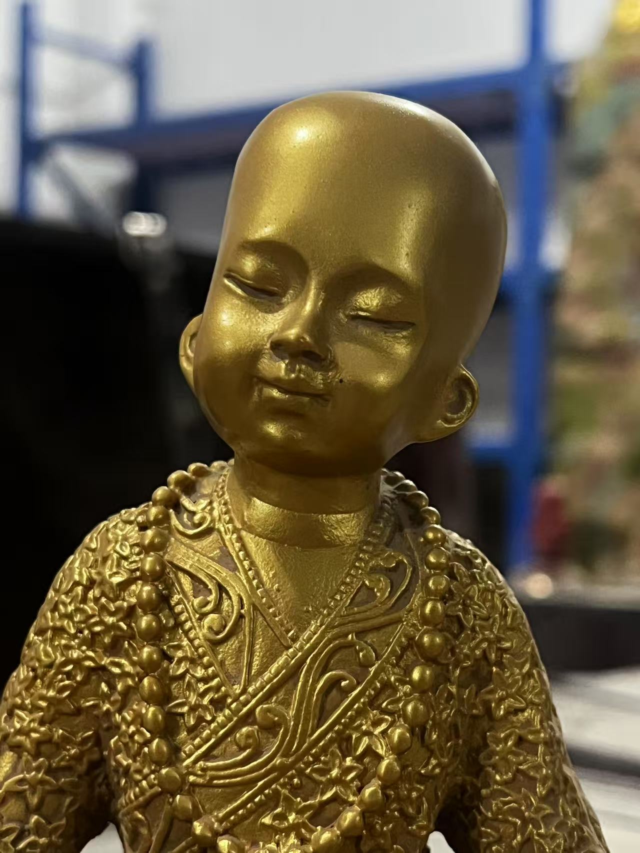 铜鎏金佛像,双手托莲花烛台小和尚,胎体厚重,古朴大气,包浆自然老气