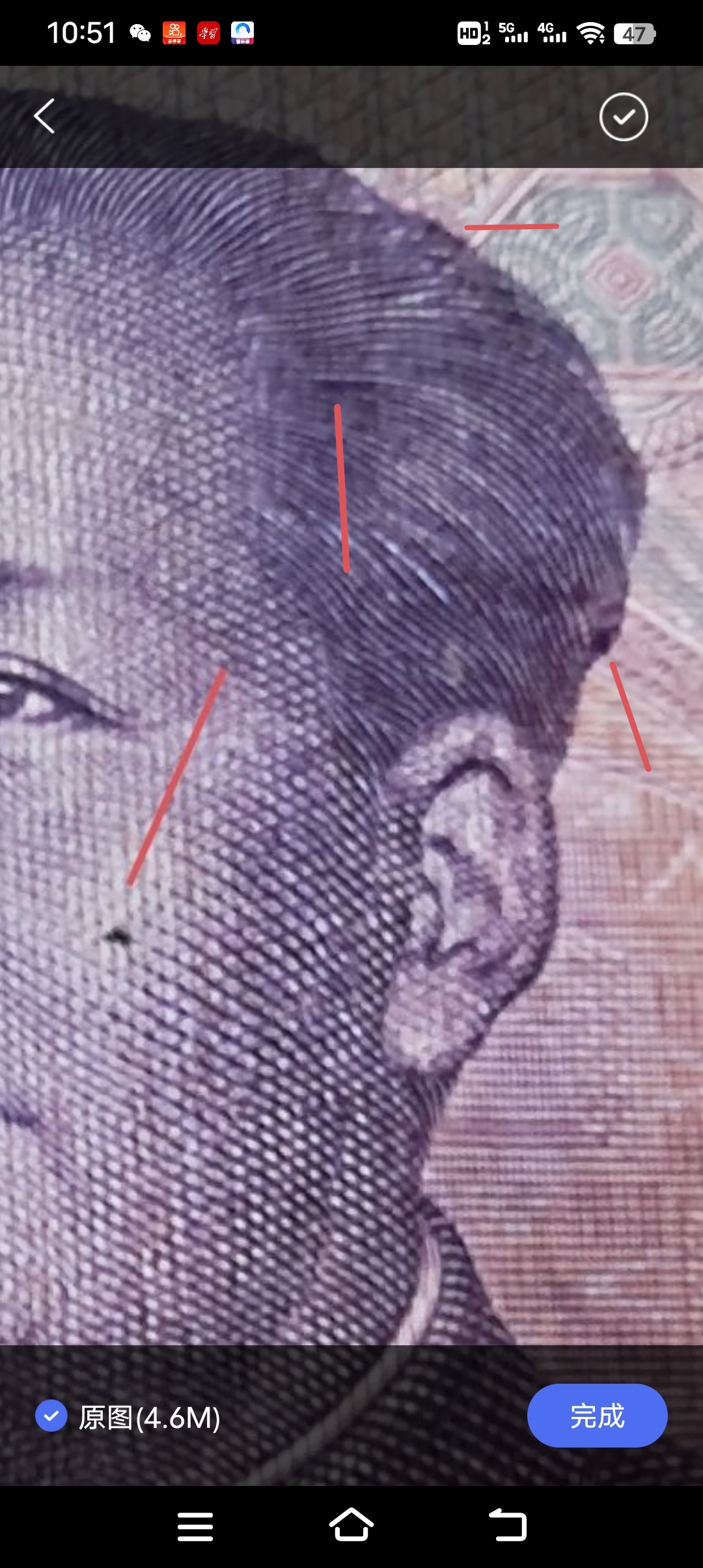 脸上多了一个黑痣,另外头发上多了几个是点.