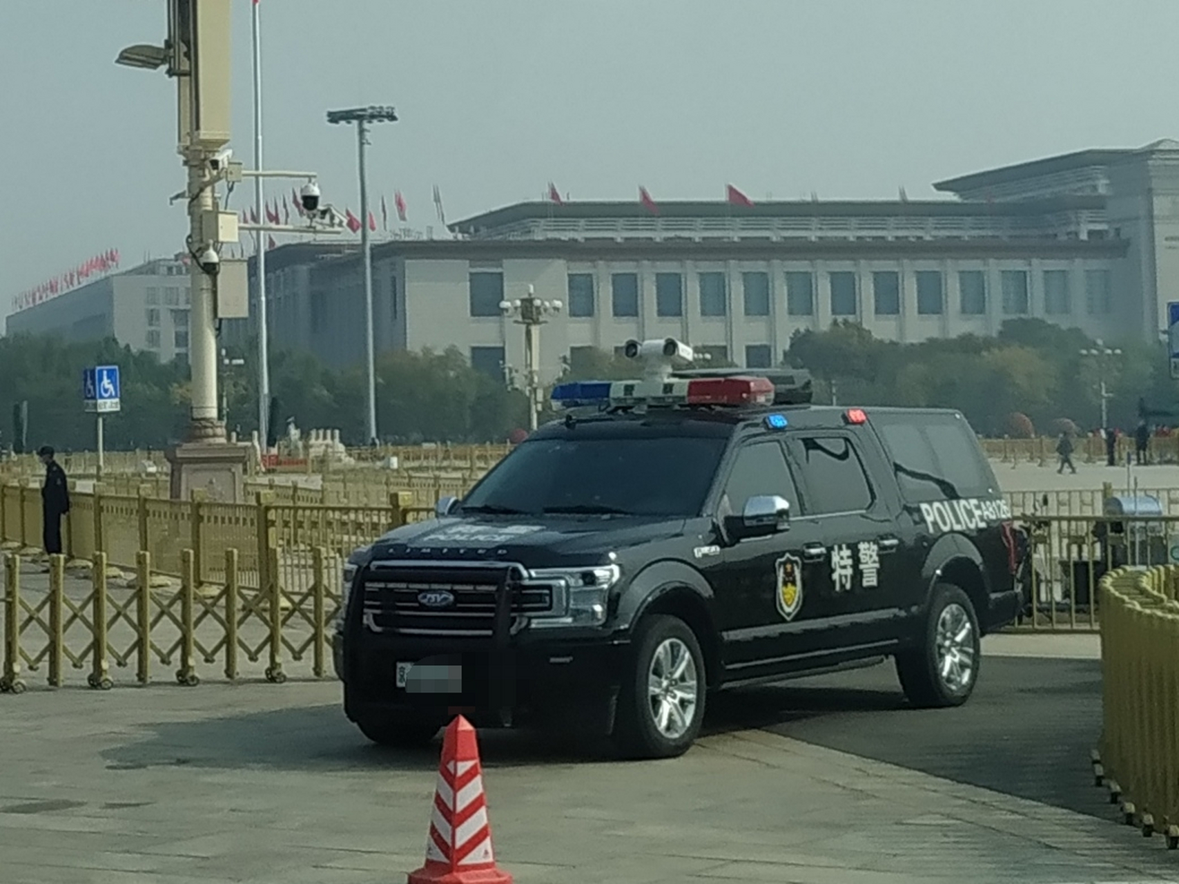 在北京街头看到过各种各样的警车,不知道为什么,看到特警两个字就觉得