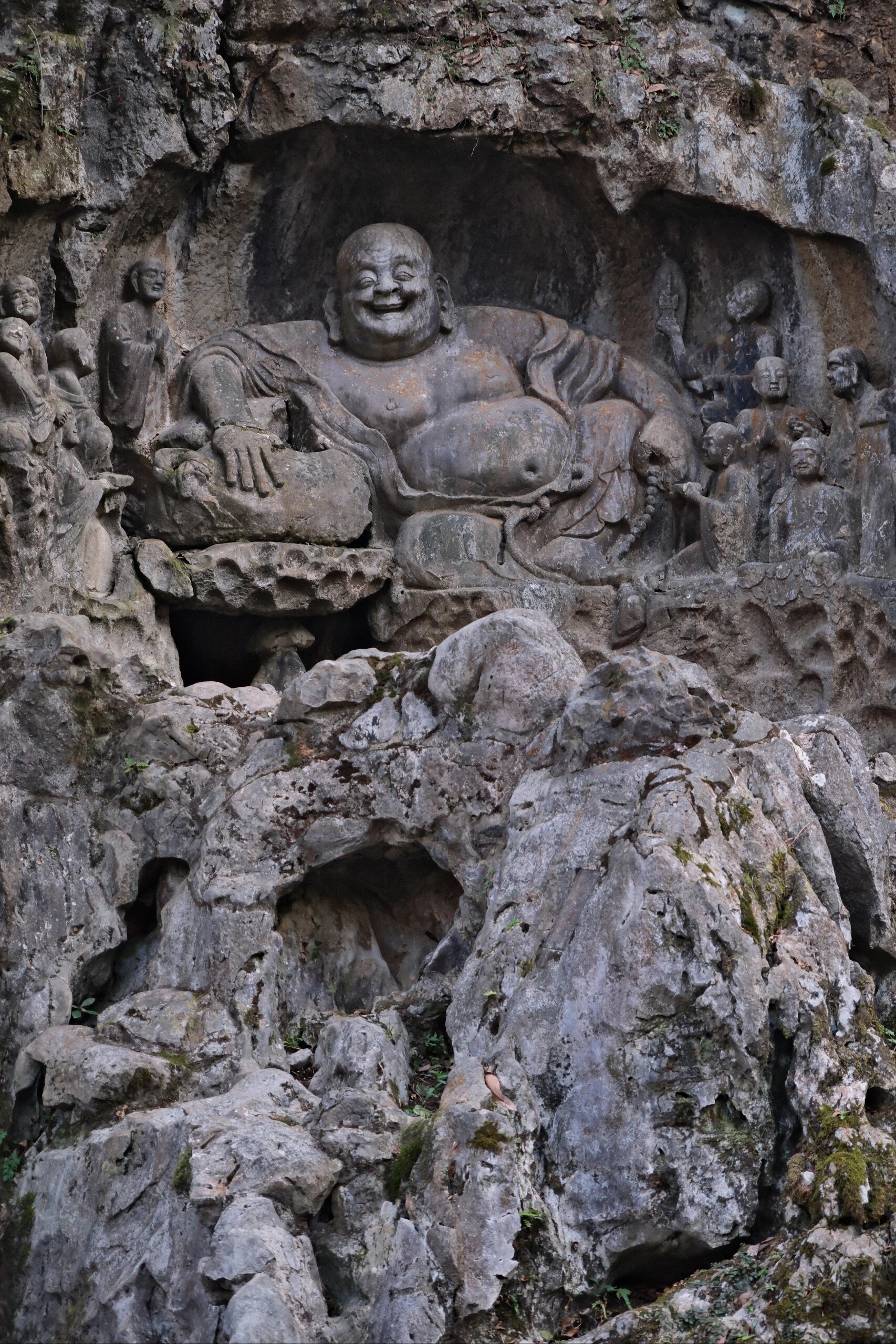 飞来峰位于西湖西侧,与灵隐寺相对,是一座高约168米的石灰岩山峰.