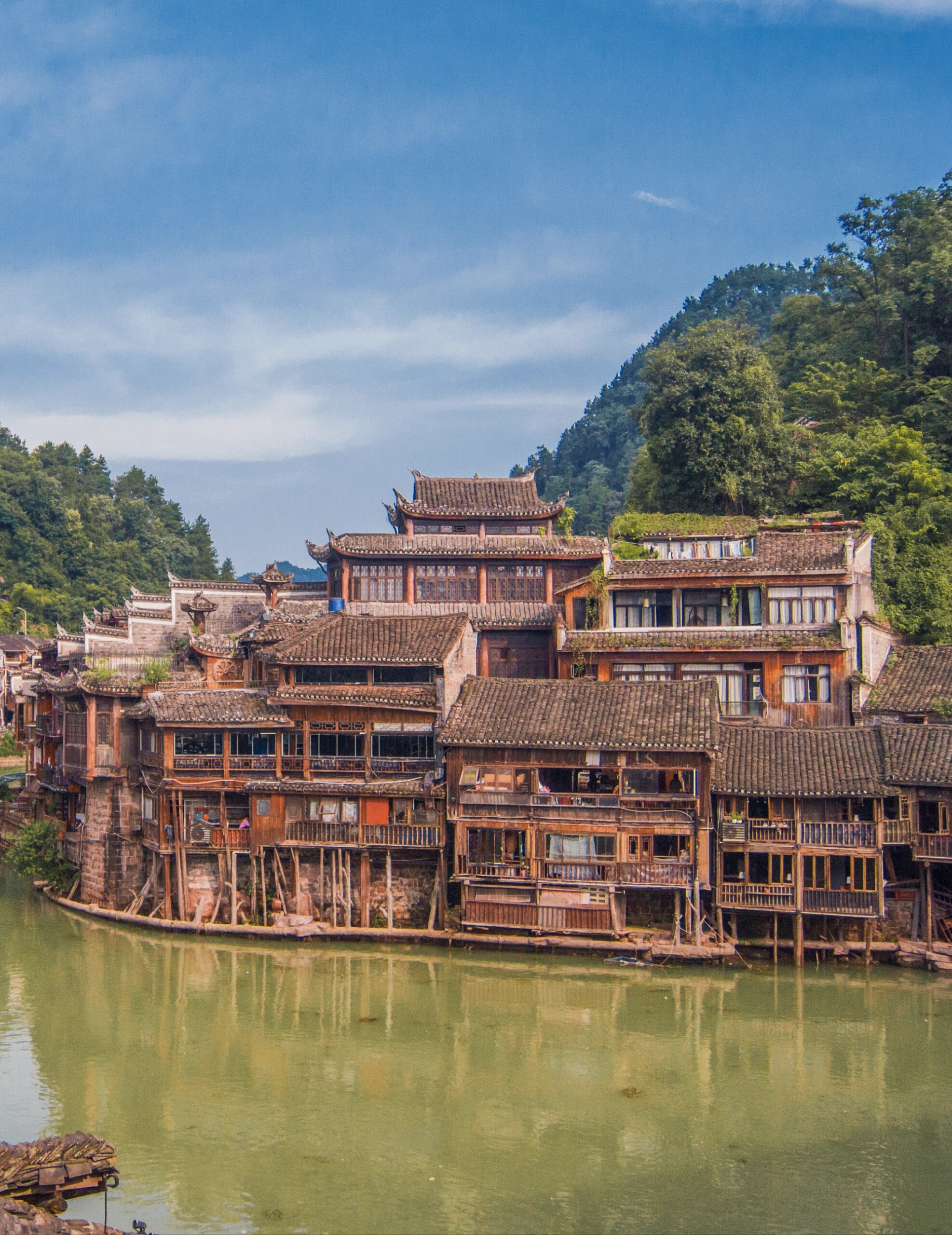 || 湘西的绵绵群山中保留了众多古镇古寨,凤凰是其中