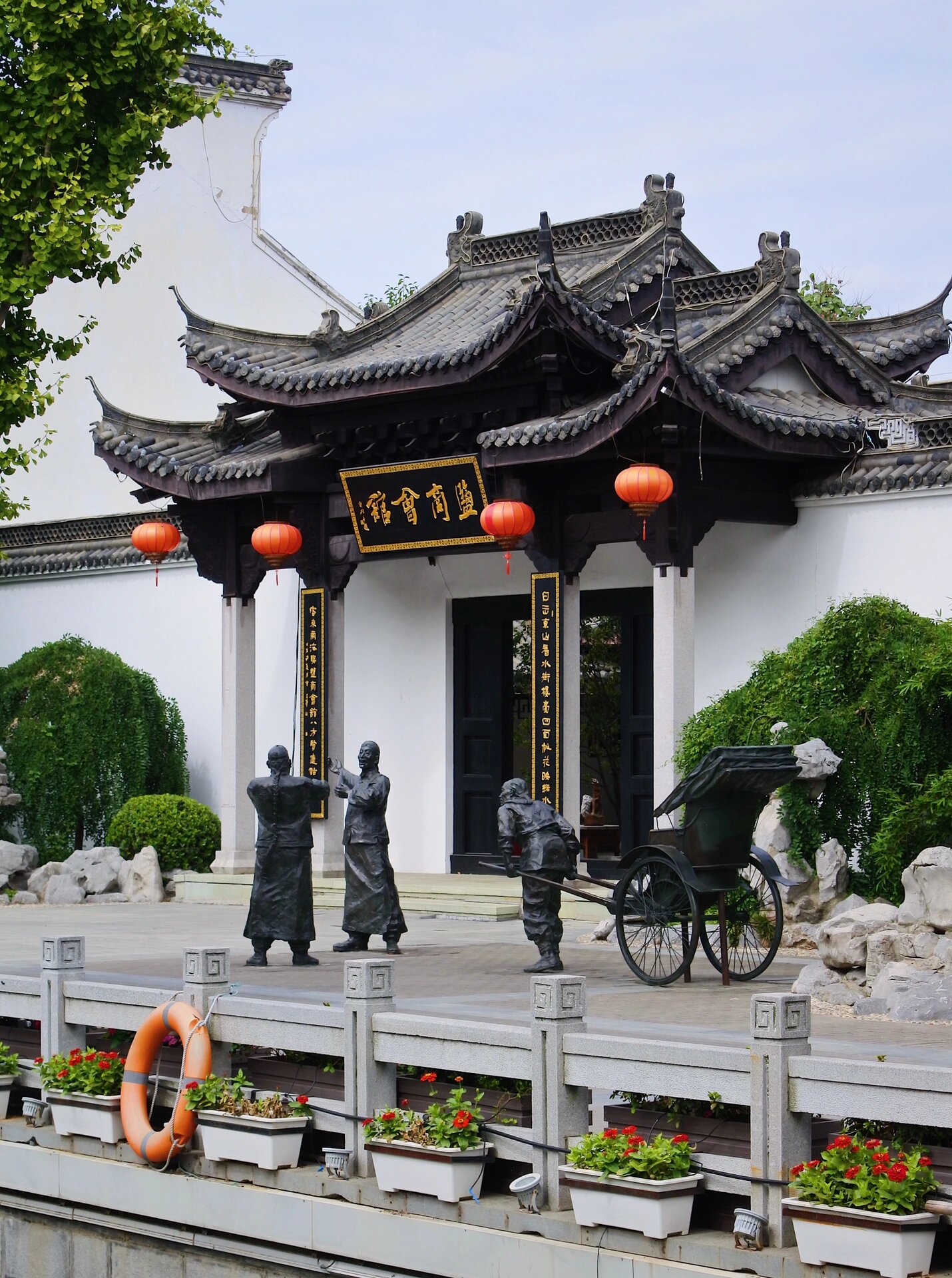 与相邻的盐渎公园和中国海盐博物馆共同构成了盐城海盐历史文化风貌区