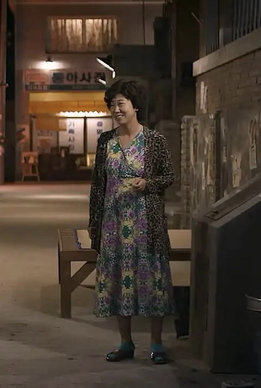 你没看错,这就是双门洞的豹子女士,兼具时尚和美丽于一身.