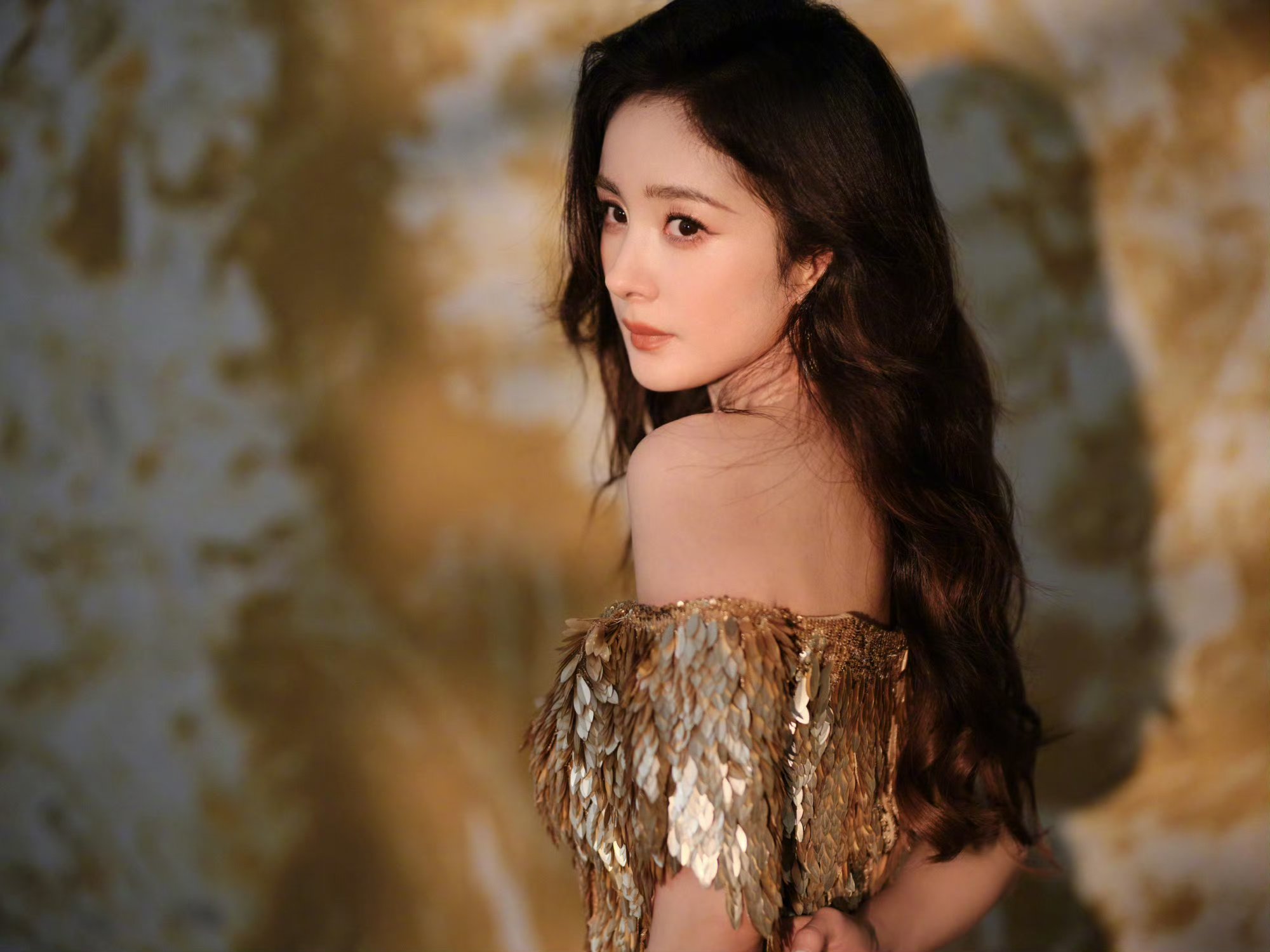 杨幂鎏金礼服长裙# #杨幂鎏金羽翼裙