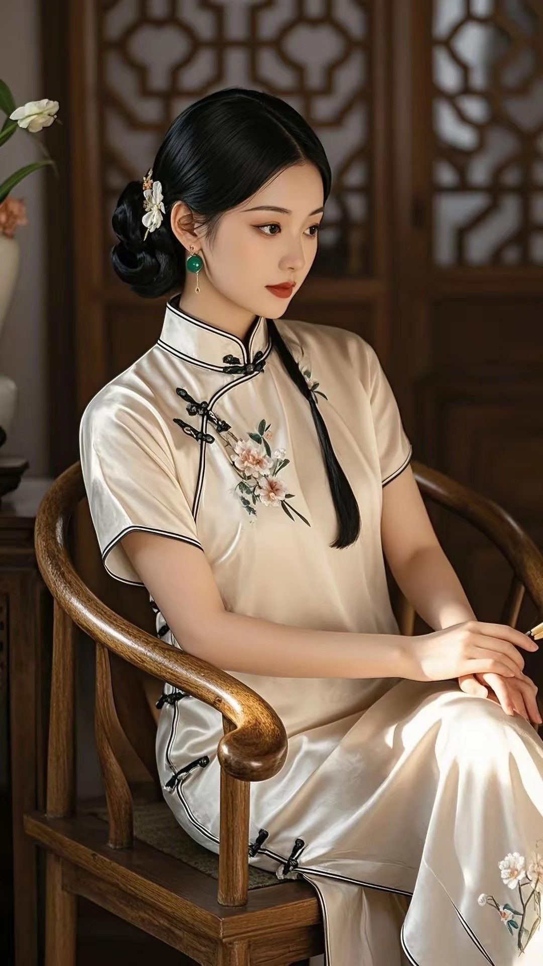 坐在木椅上,身着典雅绣花裙,气质脱俗如画中人