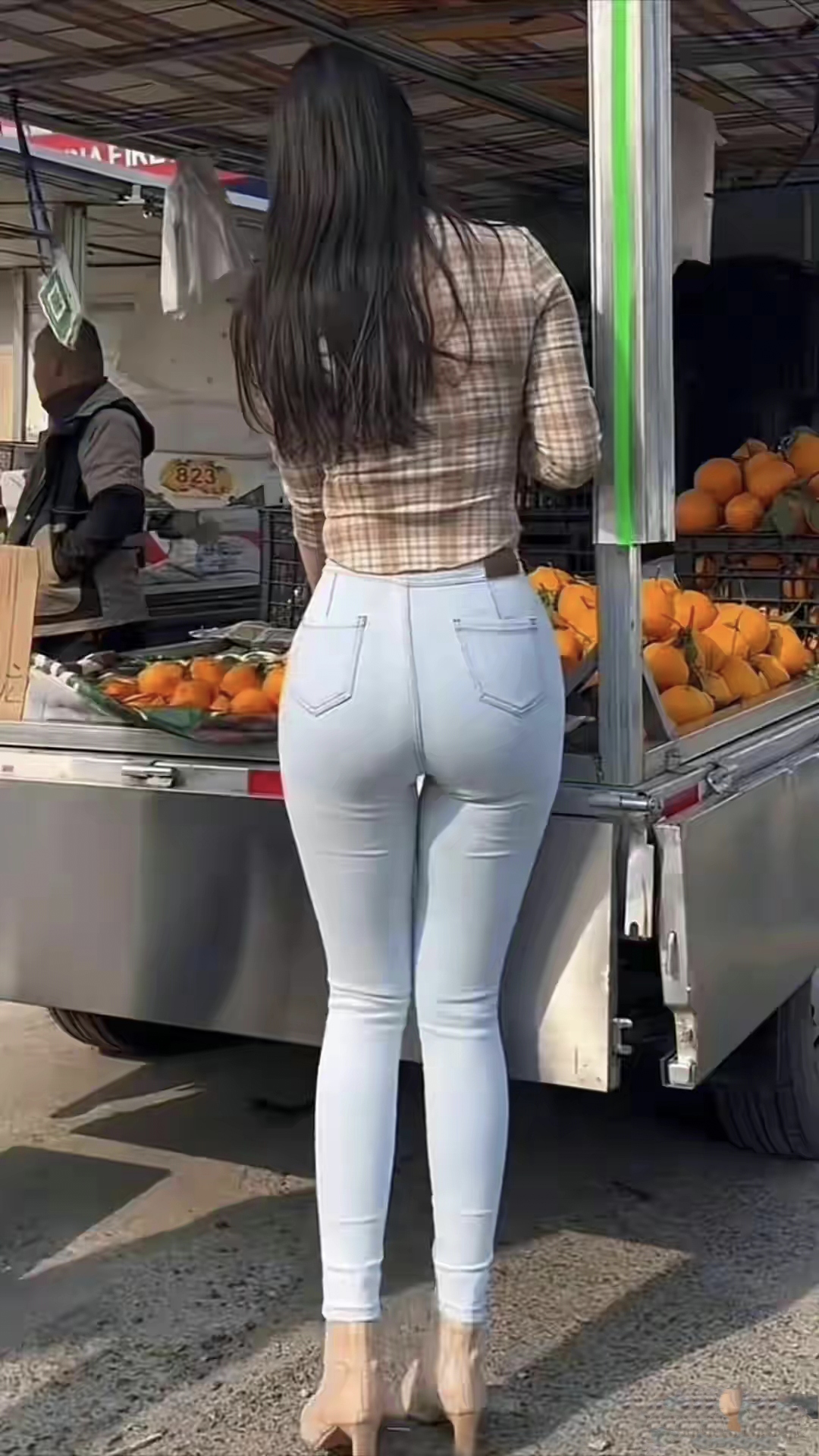 水果摊也会有艳遇,背影就是风景#少妇性感迷人# #性感美女# #遇见好