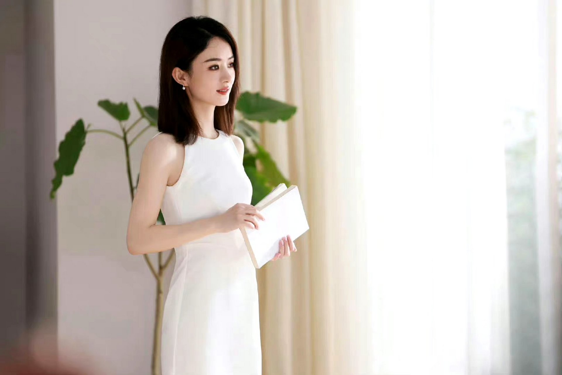 赵丽颖# #娱乐# #娱乐最前沿# #赵丽颖短发无袖白裙#好温柔好漂亮的