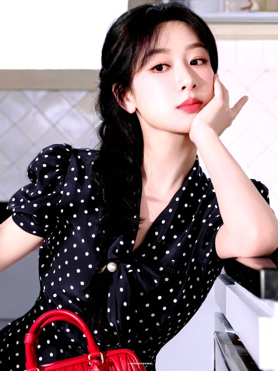 杨紫的#娱乐最前沿# 麻花辫0695 676767#杨紫# ,这个波点裙