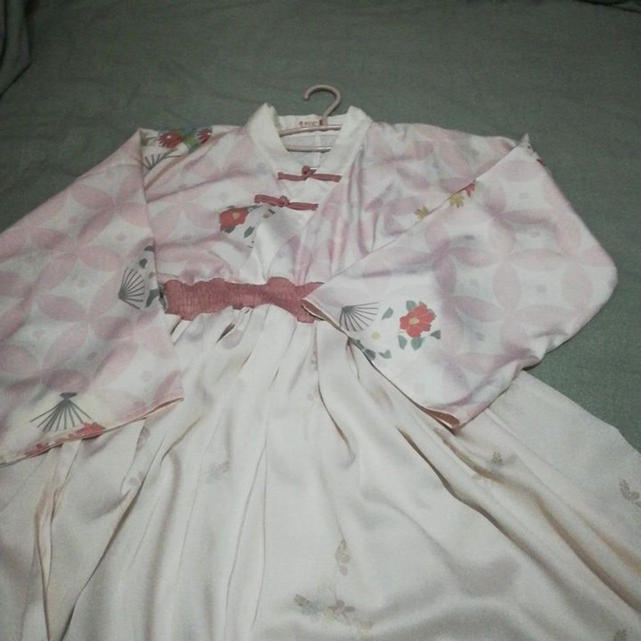 有谁知道这条裙子是鹿韵记家的哪条吗,想知道名字和官图,谢谢