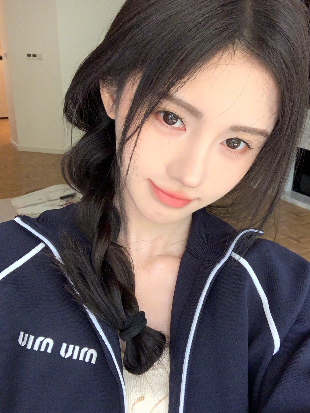 鞠婧祎#  扎着马尾辫的女孩对着镜头微笑!