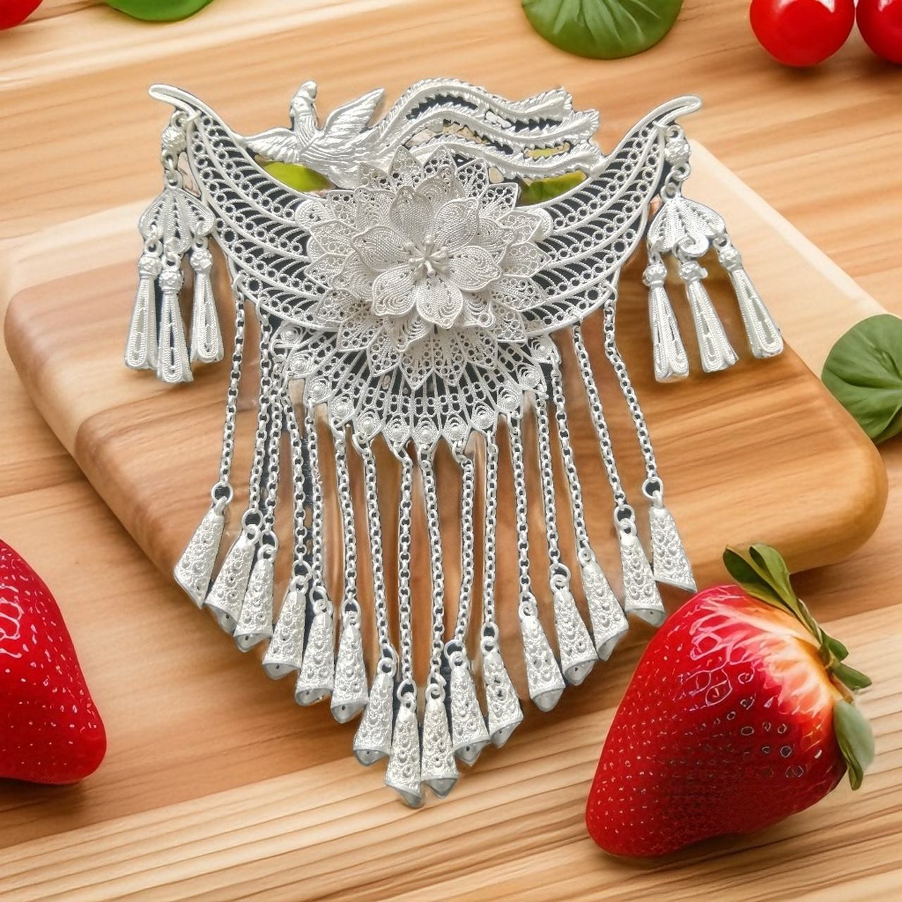 苗族纯银发簪,精致的苗族手工银饰,再配上新鲜的草莓,生活中的小刃乙