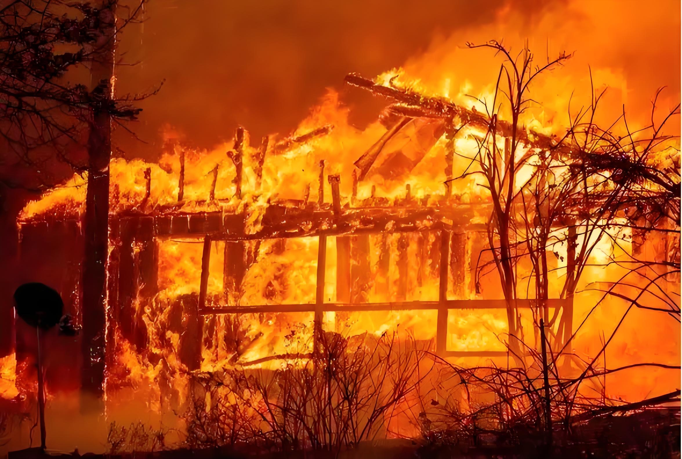 消防员忙如蜂蚁,百姓闲看火戏烟