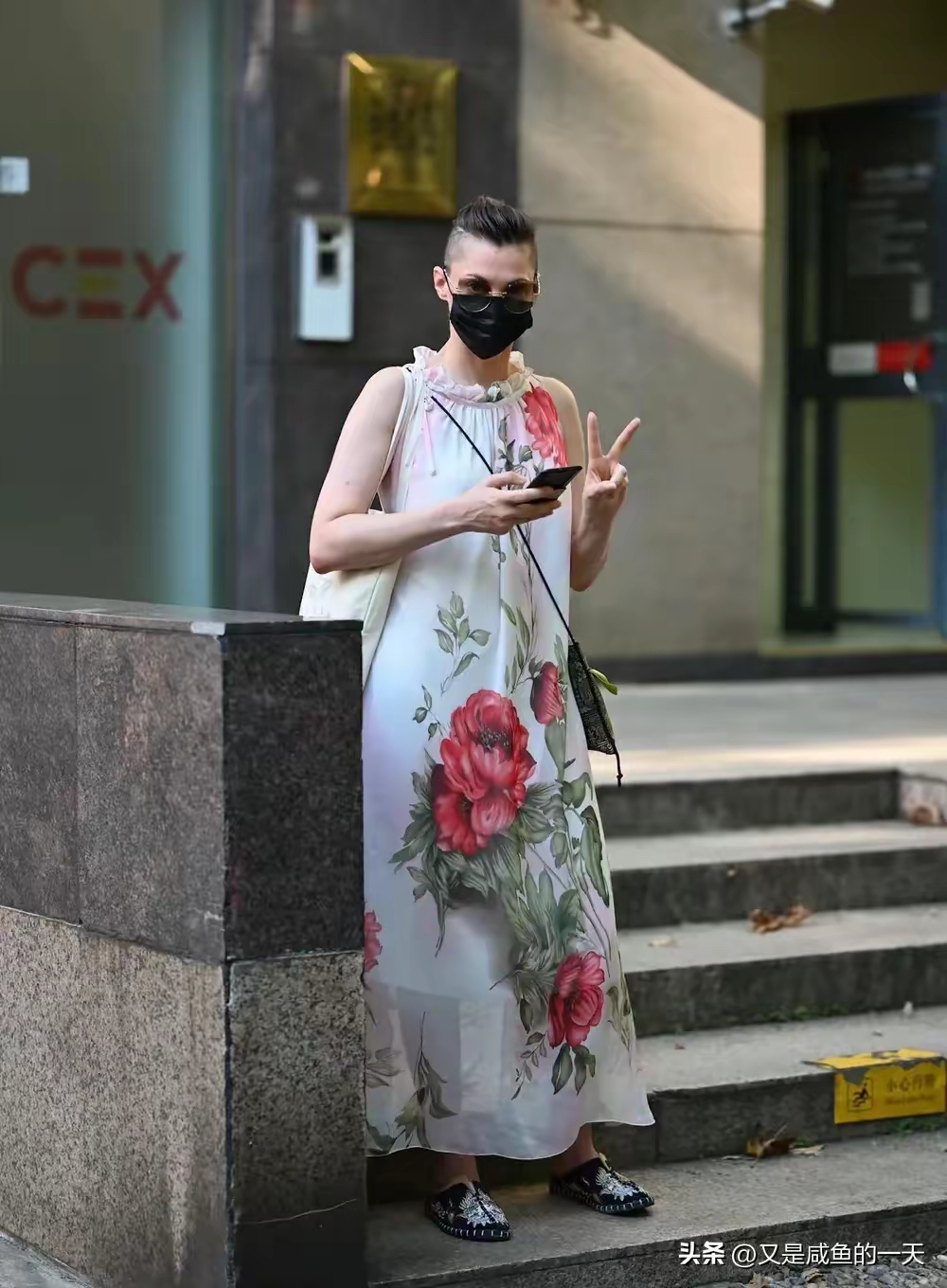 男人穿上长花裙,分不清男人和女人.细白长腿好窈窕.