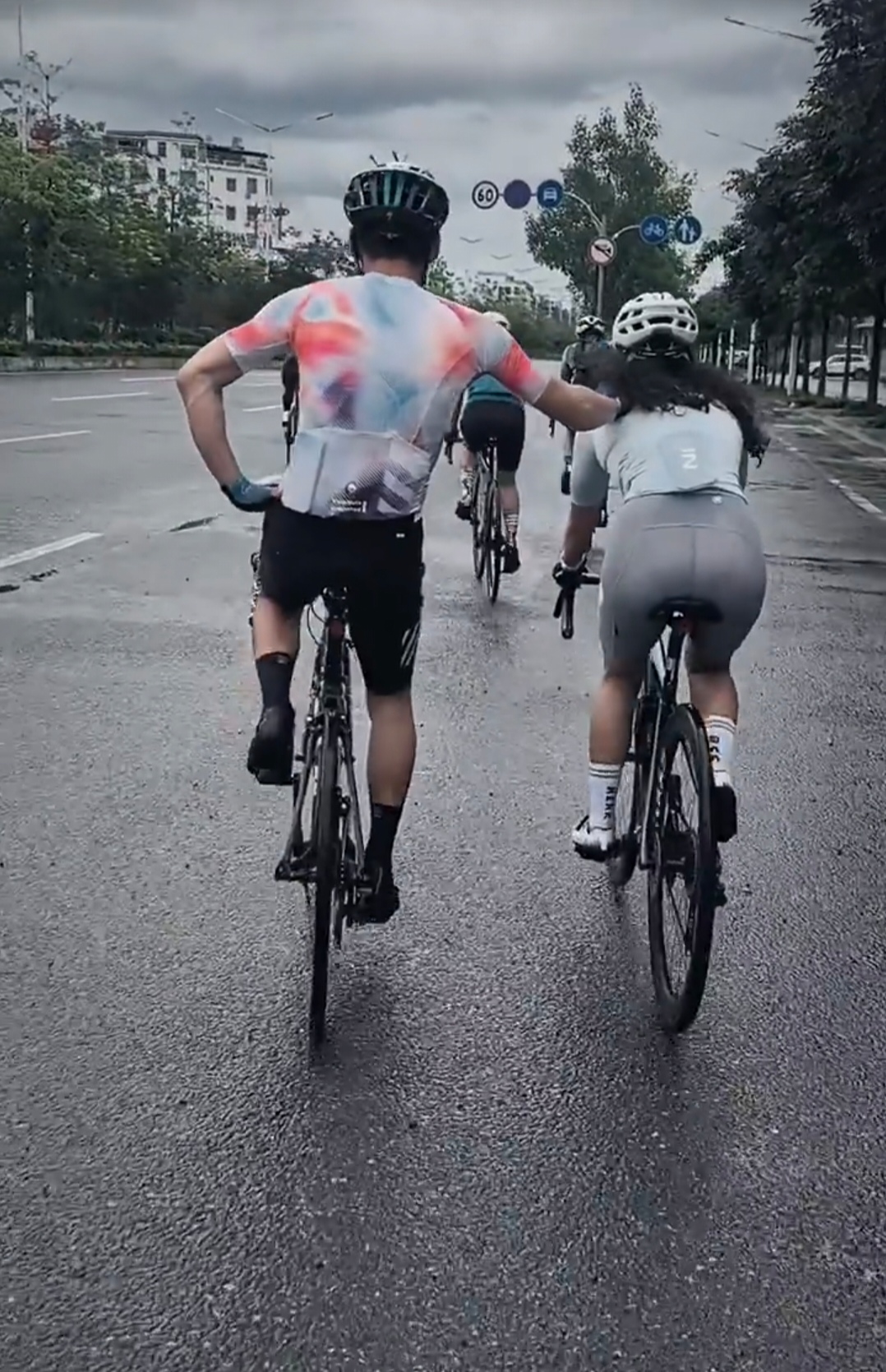 今天早上起来晨练,看到有几个早上起来骑车锻炼身体的男女,真中有一对