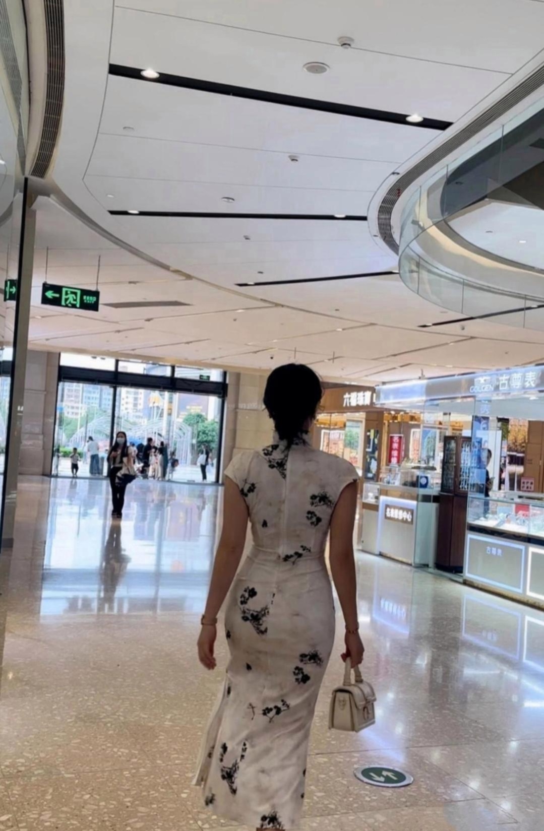 这位穿旗袍的女子,是我离婚的前妻,她穿出了服装的魅力,更穿出了东方