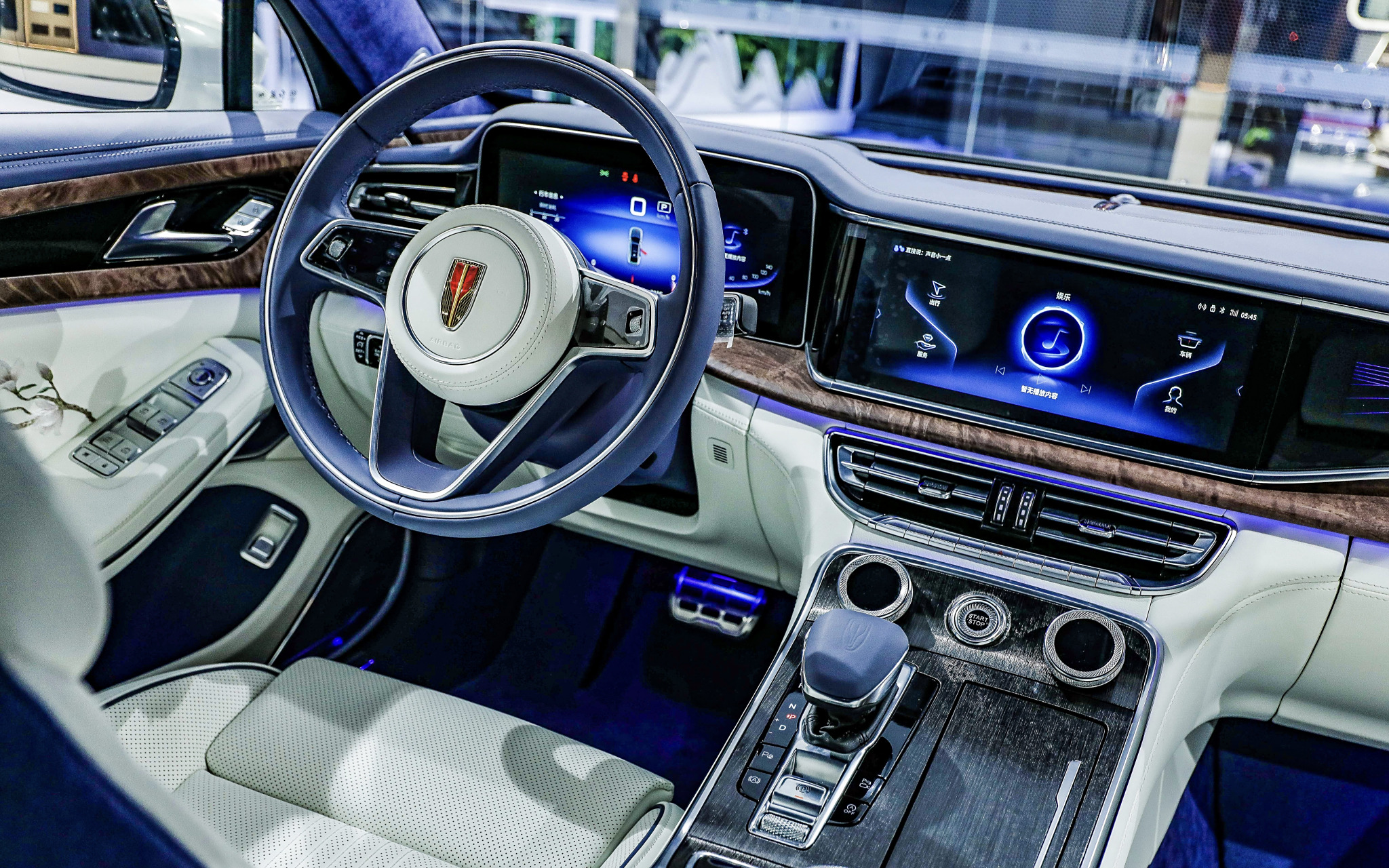 红旗h9 白玉兰定制版,双色涂装,内饰白玉兰刺绣,流星顶等一些列豪华