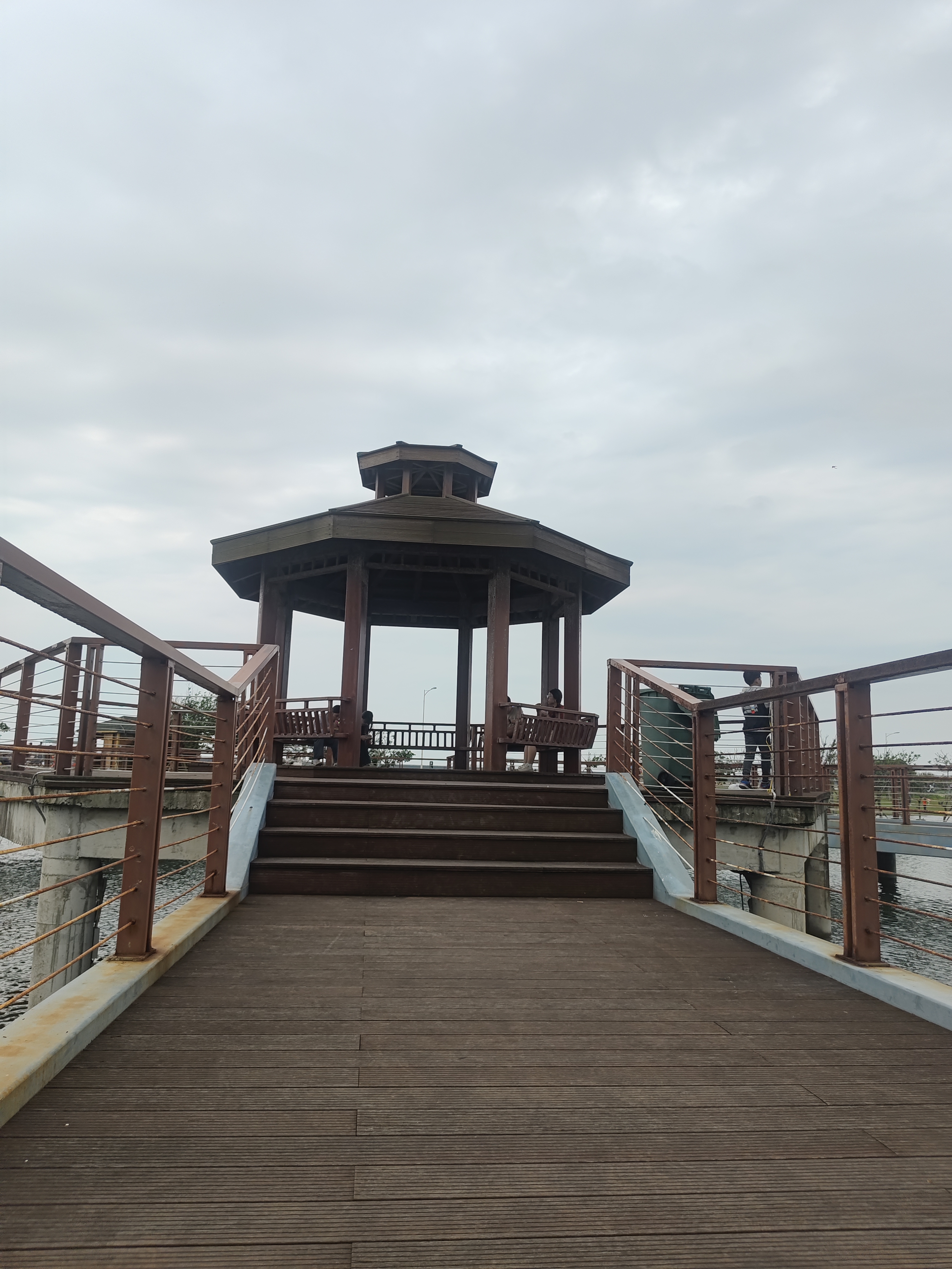 在喧嚣的城市中,我发现了一处静谧的角落,那就是这个木制凉亭