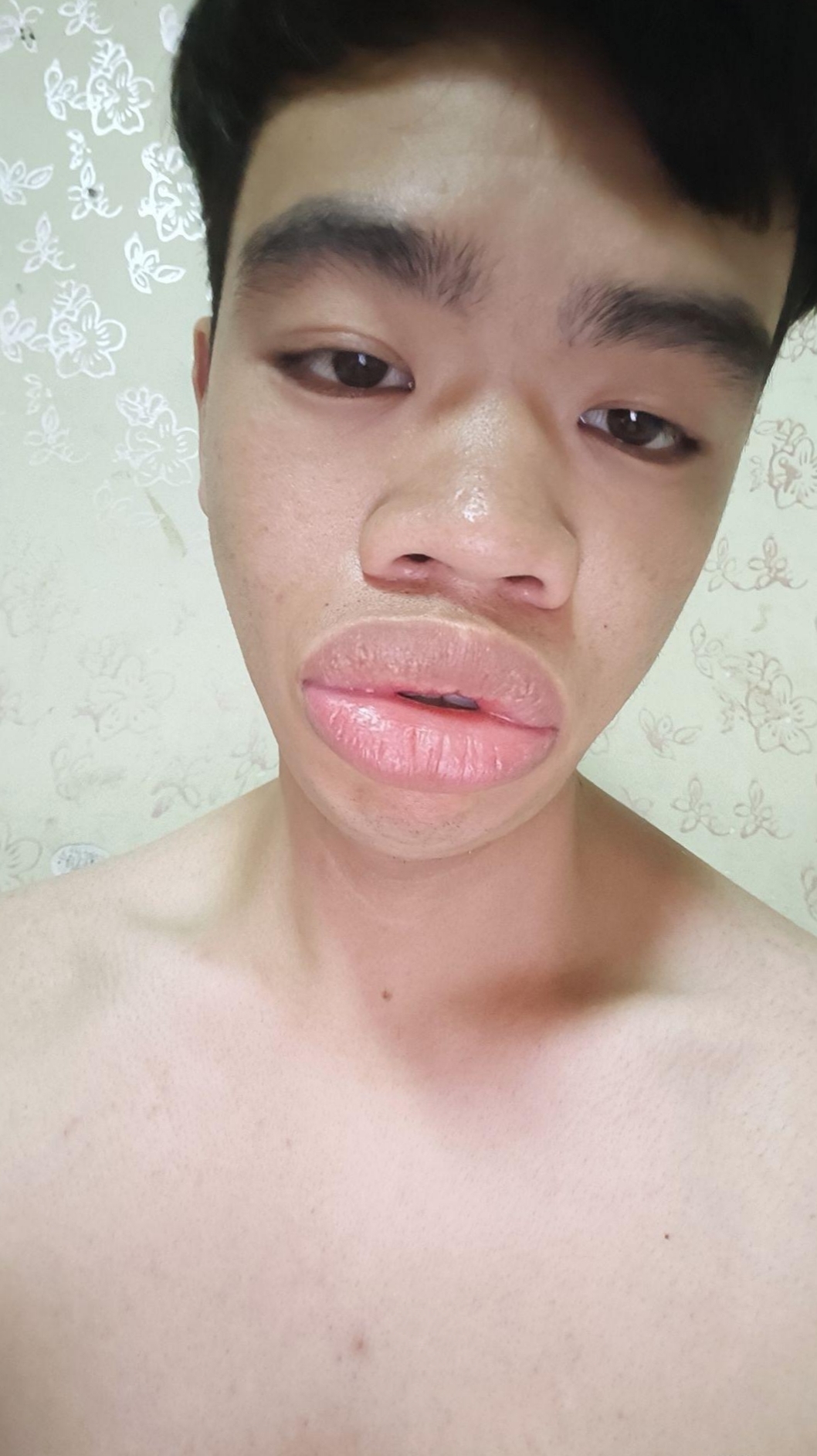 他的眼神如此平静:仿佛能洞察一切:微微张开的嘴唇